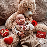 Brayton participe au concours pour gagner de l'argent avec cette photo : baby, teddy_bear, heart, red_card, love, gift_box, bowtie, cozy, couch, blanket, cute, infant, smile, soft_toy, socks, valentines, red, beige, portrait, indoors