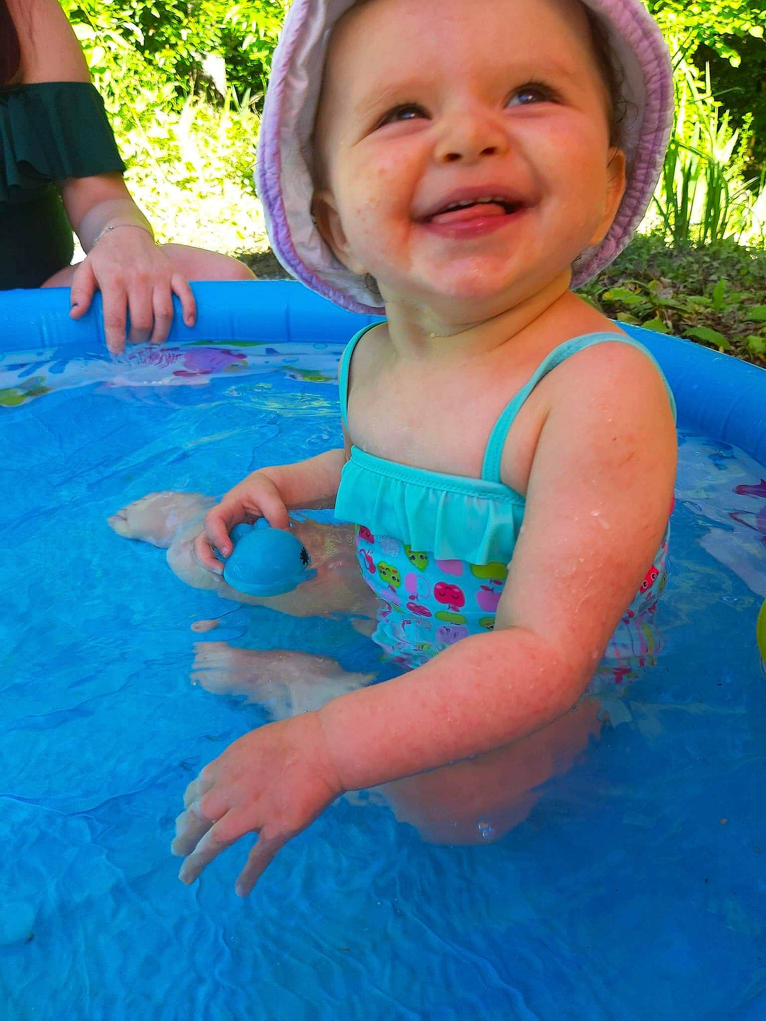 Jade a rejoint le concours — aidez-le/la à gagner de superbes lots ! baby, child, fun, joy, leisure, person, play, recreation, smile, summer, swimming_pool, toddler, vacation, water