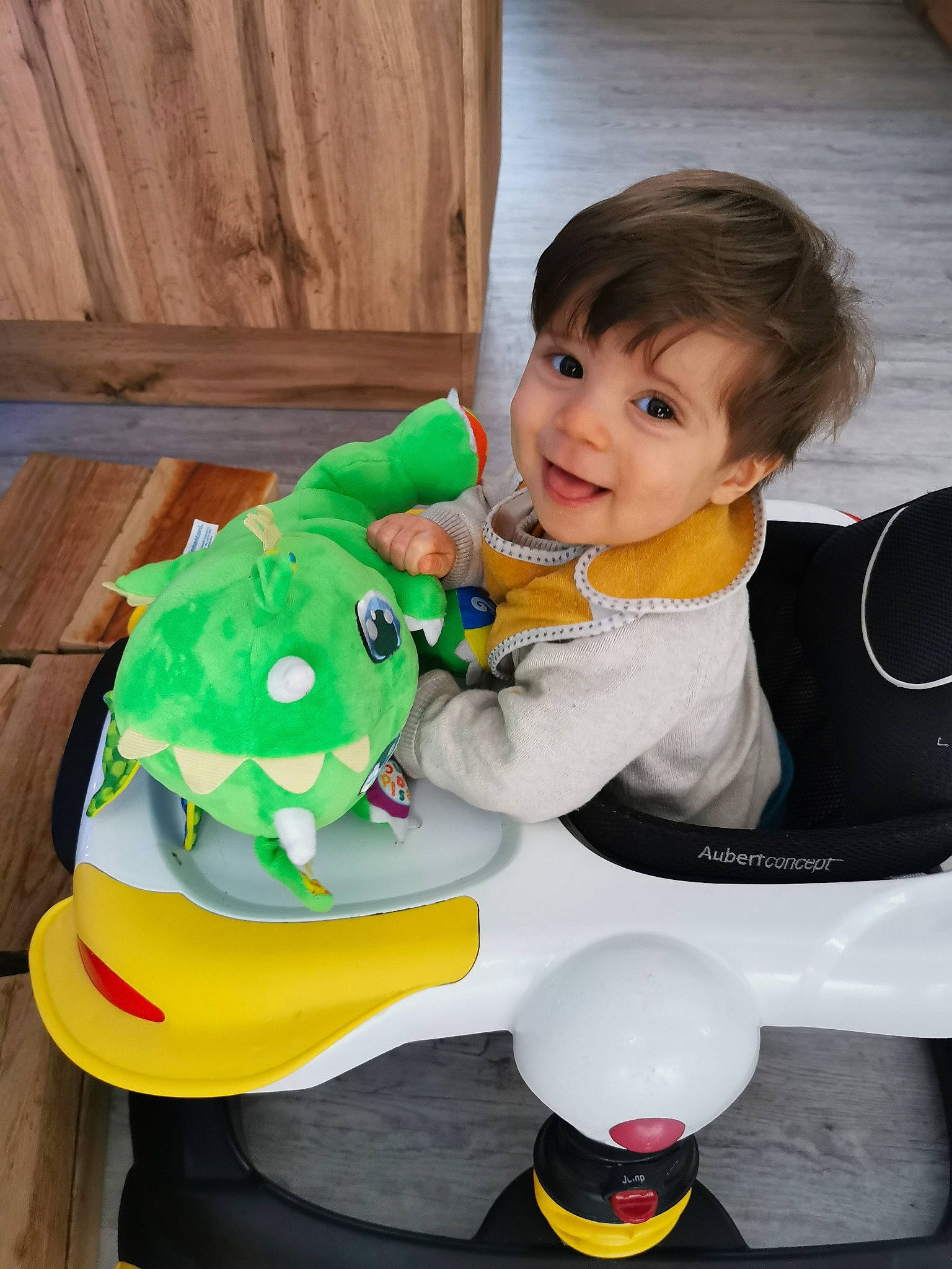 Maho participe au concours pour gagner de l'argent avec cette photo : baby, baby_playing_with_toys, baby_products, baby_toddler_clothing, chair, child, event, facial_expression, fun, hairstyle, happy, icing, joy, leisure, person, sitting, sleeve, smile, t_shirt, toddler