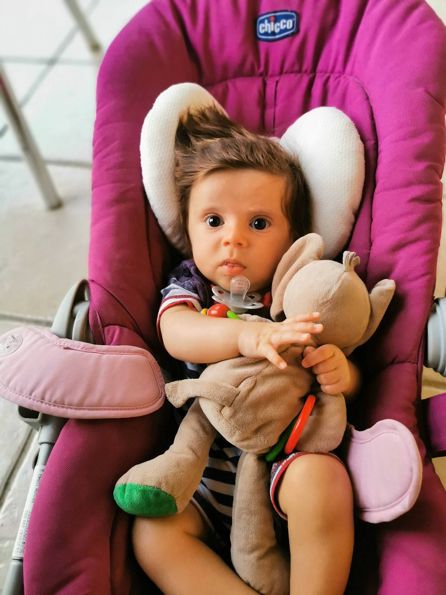 Maho participe au concours pour gagner de l'argent avec cette photo : baby, baby_toddler_clothing, cheek, comfort, eye, facial_expression, finger, fun, gesture, happy, head, human_body, interaction, lap, leg, mouth, person, pink, product, skin