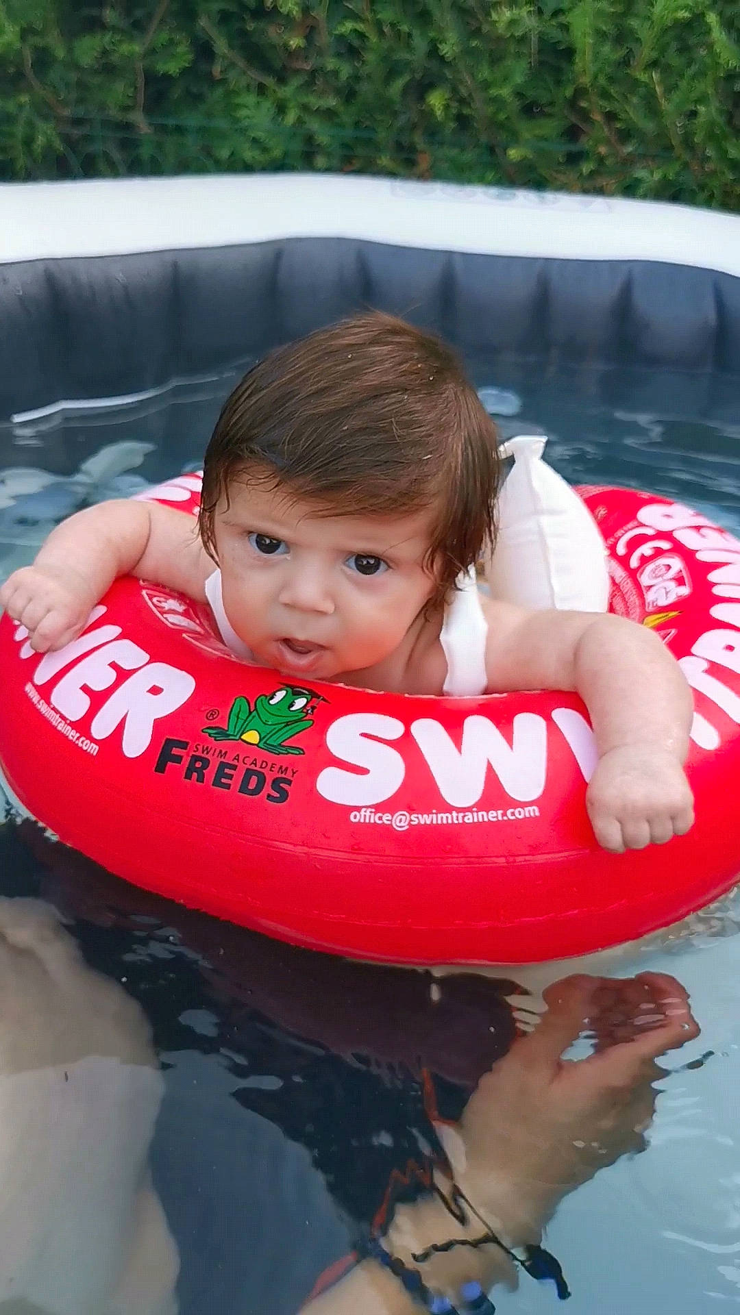 Maho a rejoint le concours — aidez-le/la à gagner de superbes lots ! baby, baby_float, baby_products, baby_toddler_clothing, bathing, bumper, child, fun, happy, inflatable, leisure, outdoor_recreation, person, personal_protective_equipment, product, recreation, swimming_pool, thigh, toddler, tubing