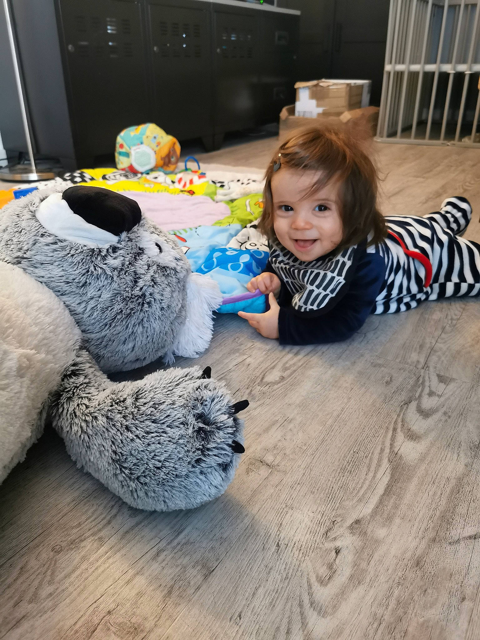 Maho a rejoint le concours — aidez-le/la à gagner de superbes lots ! baby_toddler_clothing, child, comfort, crawling, floor, flooring, fun, happy, hardwood, home_appliance, living_room, pattern, person, room, sitting, smile, t_shirt, toddler, toy, tree