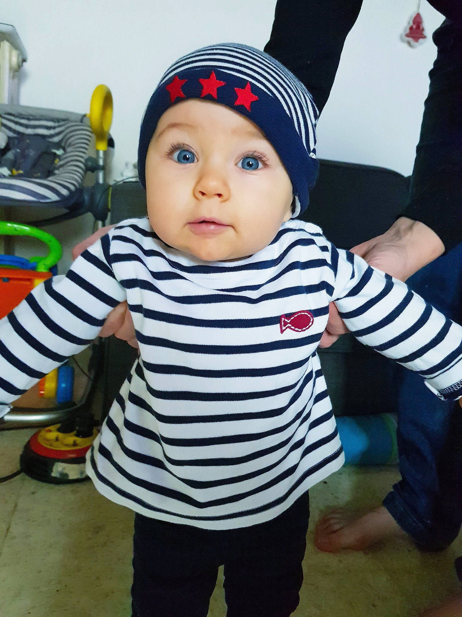 Zoélie participe au concours pour gagner de l'argent avec cette photo : baby, baby_products, baby_toddler_clothing, cheek, child, cool, headgear, headwear, person, sleeve, t_shirt, toddler