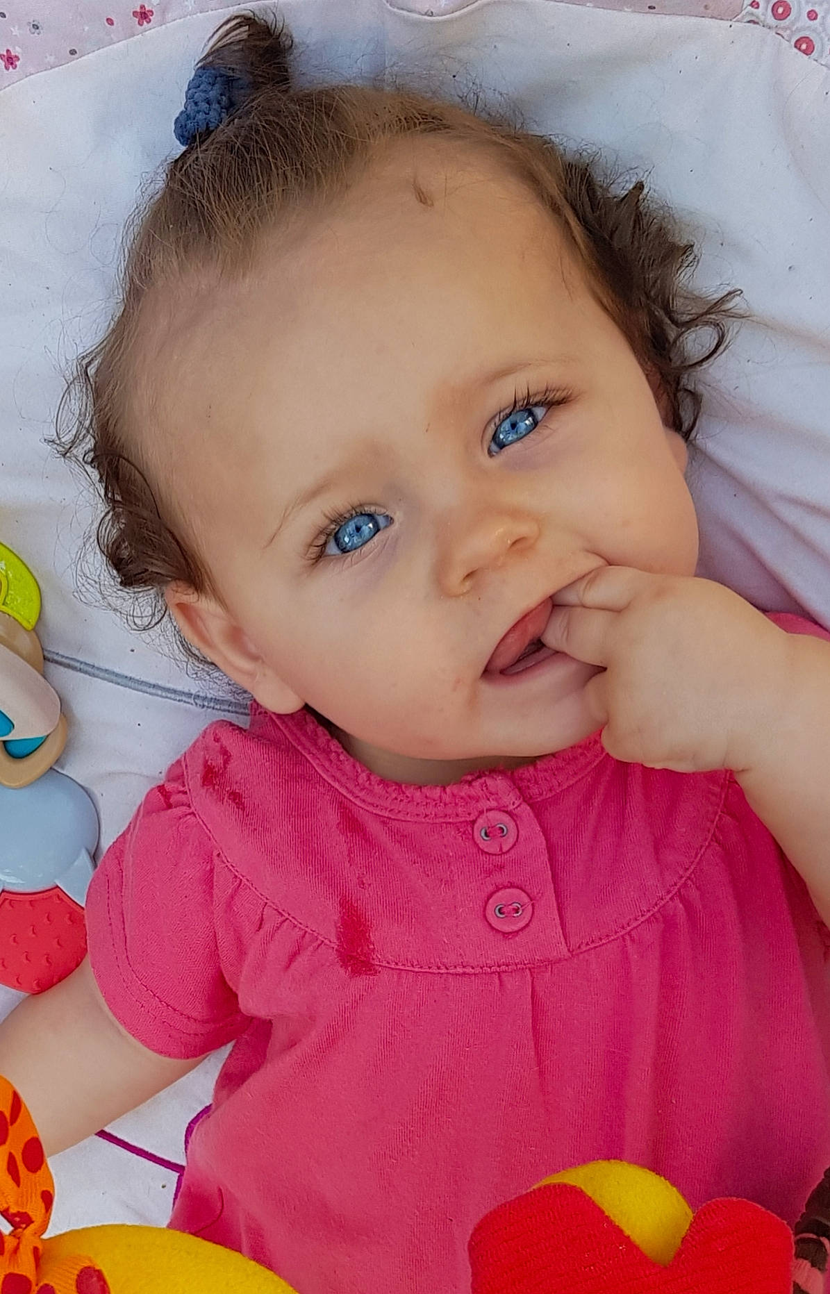 Mailynn participe au concours pour gagner de l'argent avec cette photo : baby, baby_playing_with_toys, brown_hair, cheek, child, eye, face, head, iris, lip, mouth, nose, person, play, skin, smile, toddler