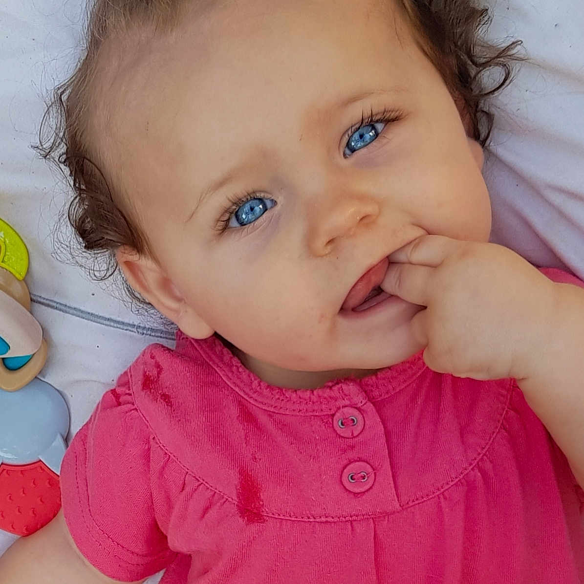 Mailynn participe au concours pour gagner de l'argent avec cette photo : baby, baby_playing_with_toys, brown_hair, cheek, child, eye, face, head, iris, lip, mouth, nose, person, play, skin, smile, toddler