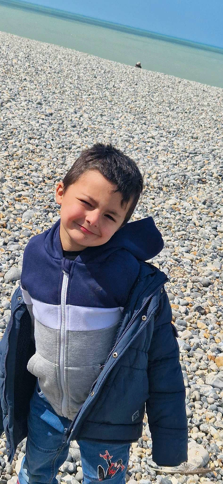 Hans participe au concours pour gagner de l'argent avec cette photo : beach, child, chin, electric_blue, eye, fun, grass, happy, joy, landscape, leisure, people_in_nature, person, rock, sitting, smile, toddler, tourism, travel, tree