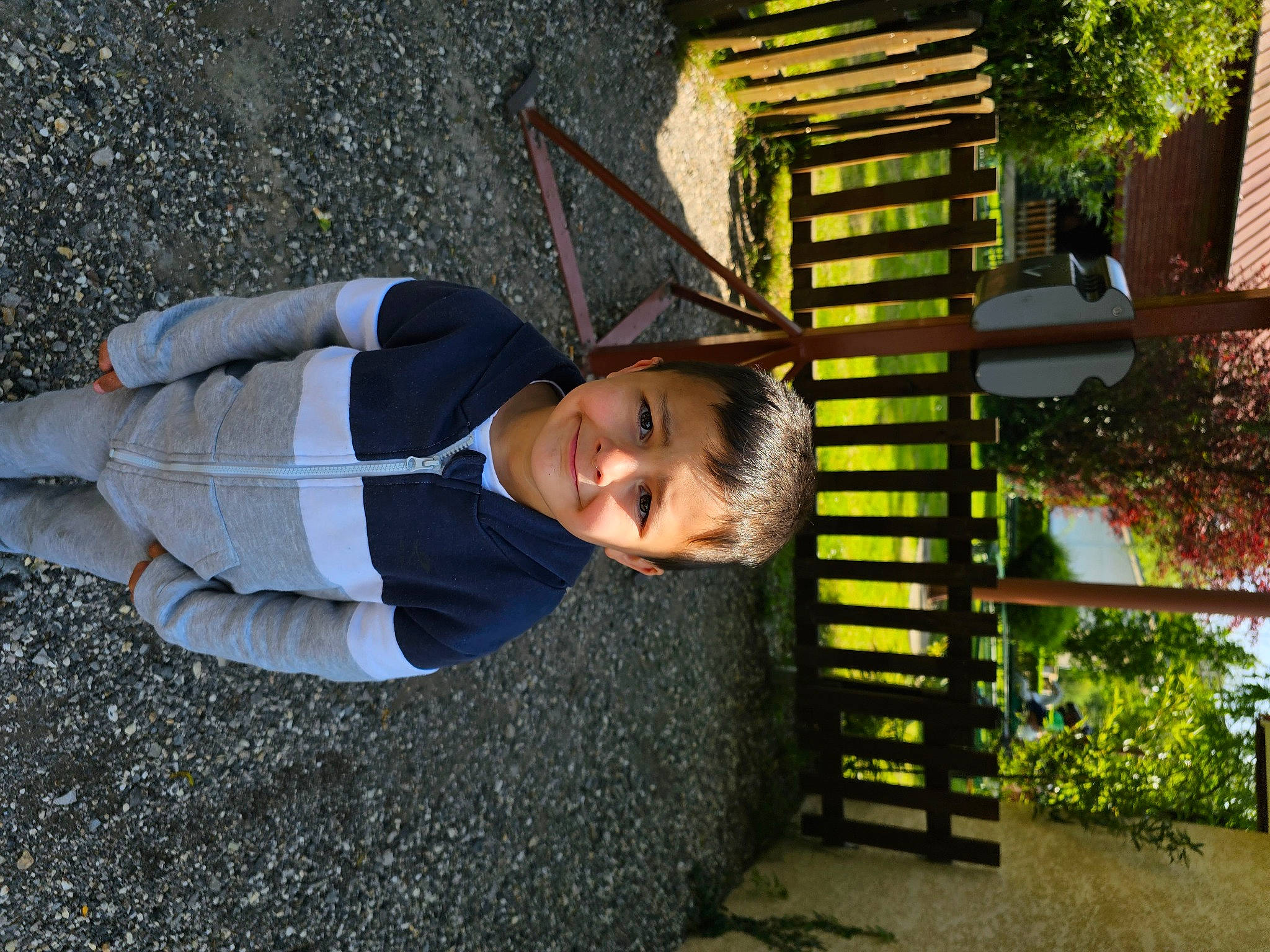 Hans a rejoint le concours — aidez-le/la à gagner de superbes lots ! asphalt, city, fun, grass, joy, leisure, people_in_nature, person, plant, road_surface, shadow, tints_and_shades, toddler, travel, tree, wood