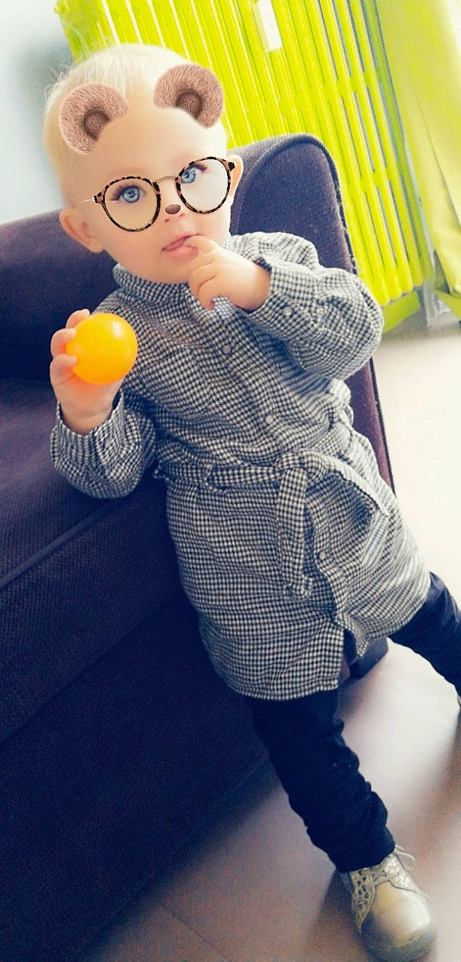 Myla a rejoint le concours — aidez-le/la à gagner de superbes lots ! abdomen, child, cool, eyewear, glasses, jeans, leg, nose, outerwear, person, photography, plant, play, smile, sunglasses, toddler, toy, vision_care, yellow