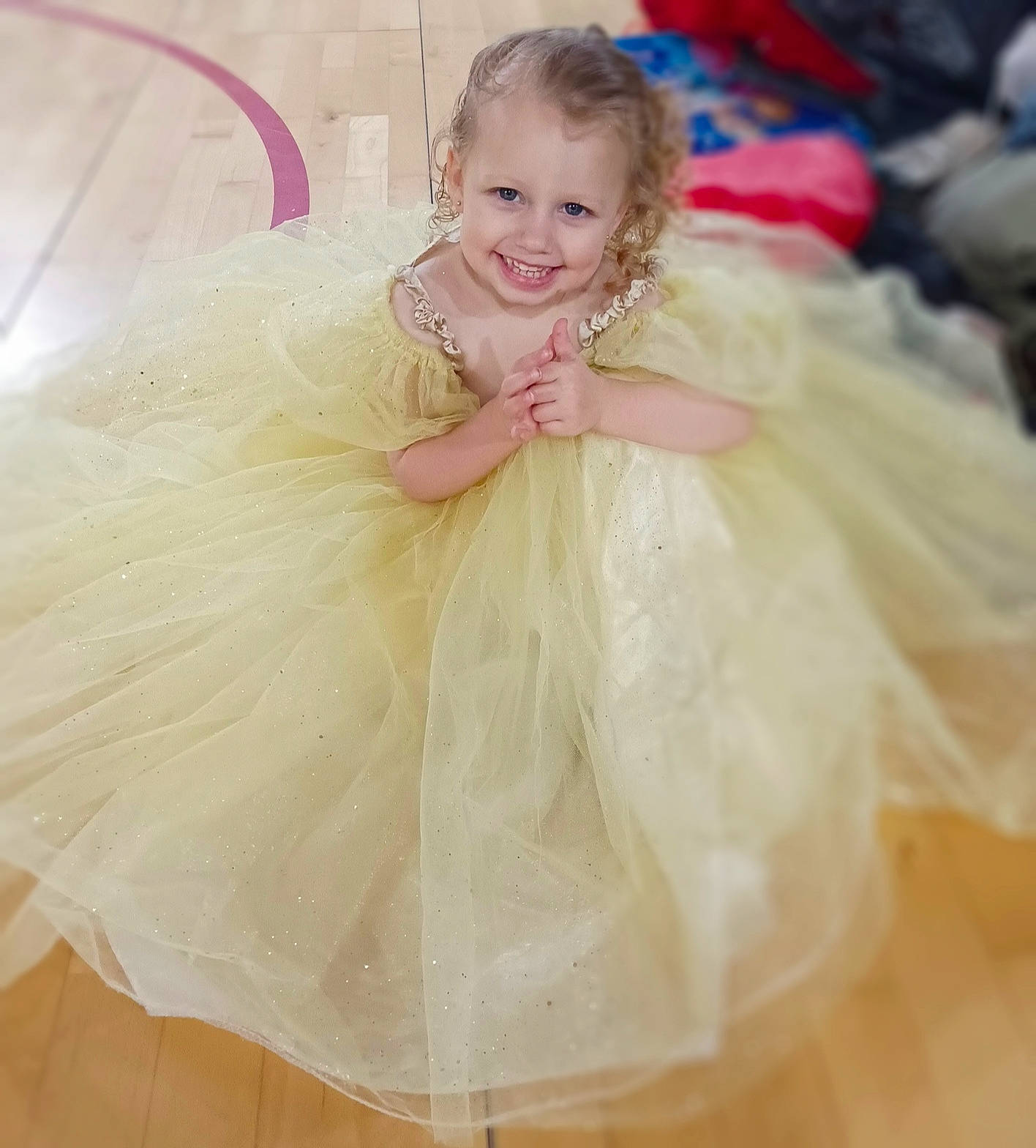 Lya a rejoint le concours — aidez-le/la à gagner de superbes lots ! angel, blond, bridal_accessory, bridal_clothing, bridal_party_dress, dress, event, face, fashion_design, formal_wear, gown, hair_accessory, happy, head, headpiece, joy, peach, person, petal, pink