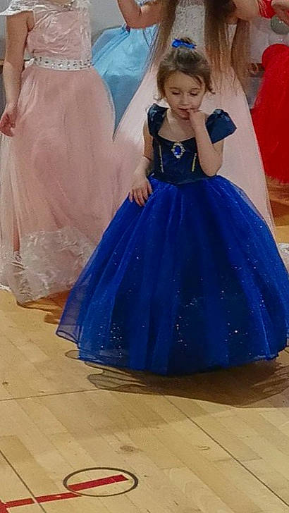 éloïse participe au concours pour gagner de l'argent avec cette photo : aqua, blue, bridal_party_dress, day_dress, dress, embellishment, fashion, fashion_design, formal_wear, gown, happy, joint, neck, one_piece_garment, outerwear, person, pink, shoulder, sleeve, standing