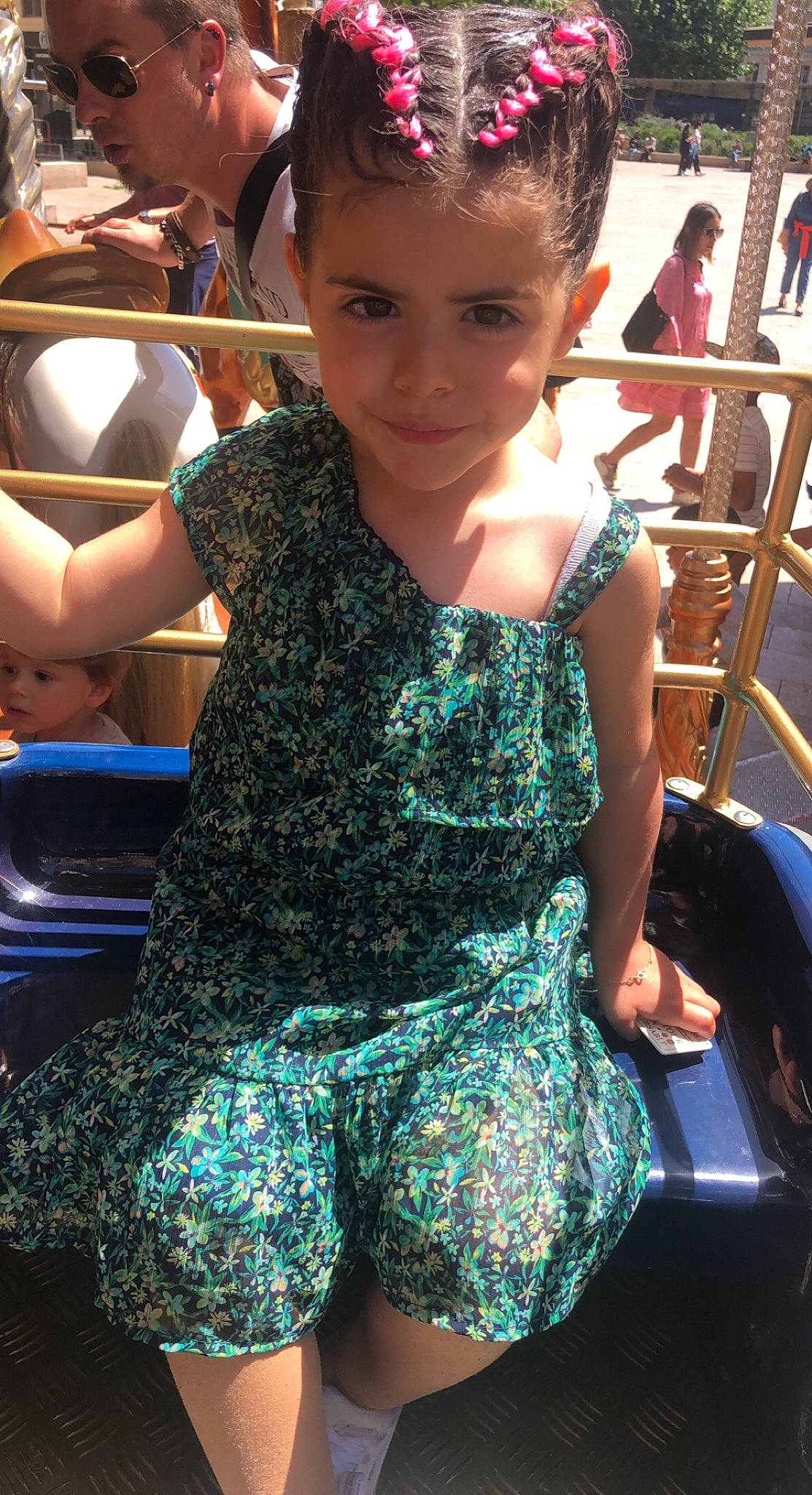 Lina participe au concours pour gagner de l'argent avec cette photo : black_hair, cool, electric_blue, eyewear, fashion_design, fun, hairstyle, happy, headwear, human_body, human_leg, joy, leisure, long_hair, motor_vehicle, person, shoulder, street_fashion, summer, thigh