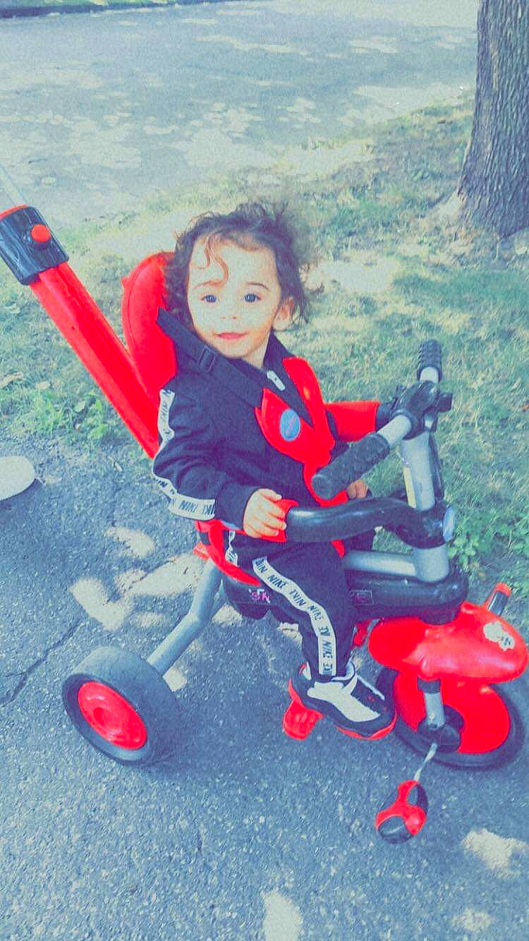 Jayson a rejoint le concours — aidez-le/la à gagner de superbes lots ! adventure, baby, baby_products, carmine, child, electric_blue, fictional_character, fun, happy, leisure, people_in_nature, person, personal_protective_equipment, plant, play, public_space, recreation, sitting, toddler, toy