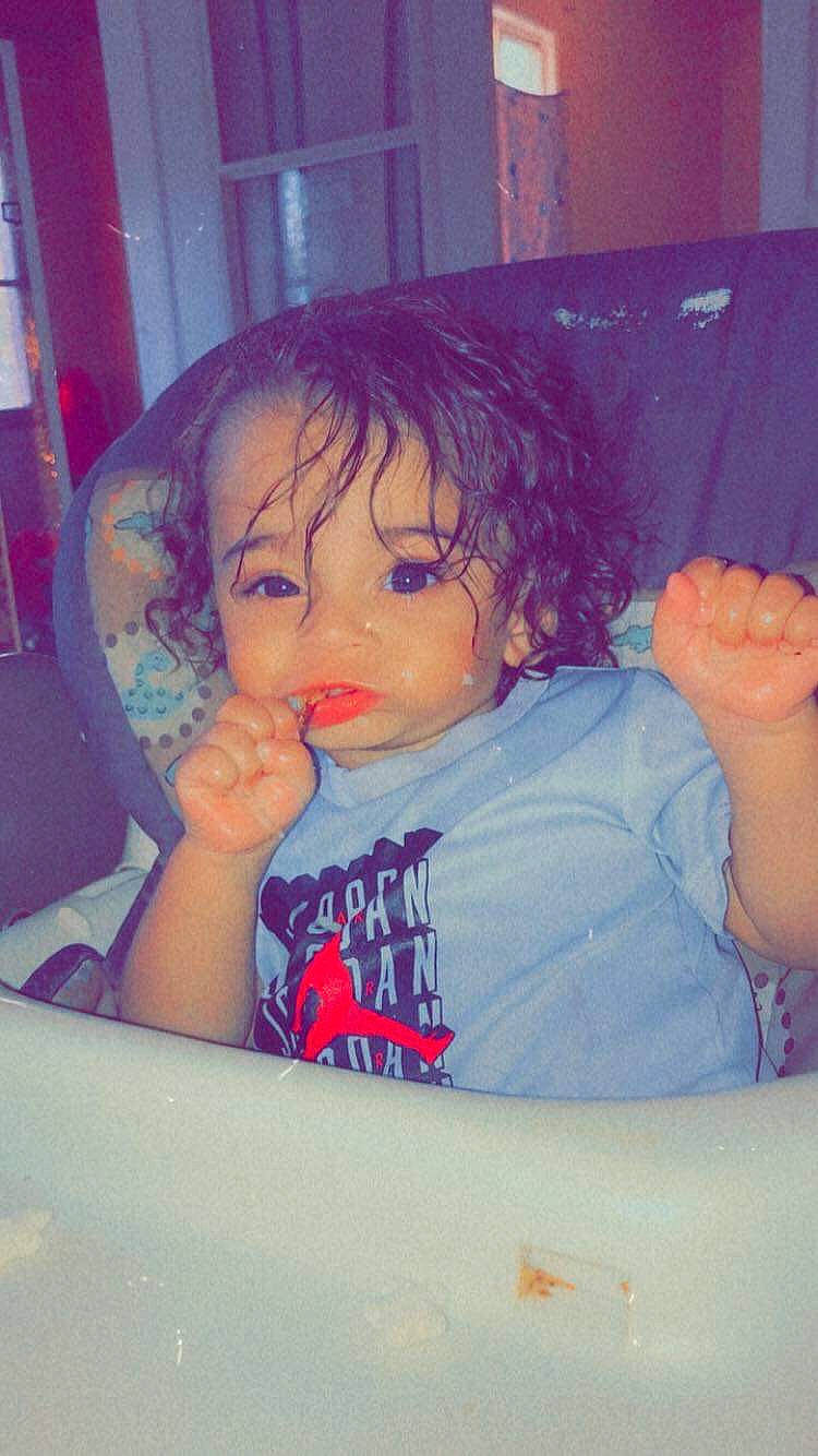 Jayson a rejoint le concours — aidez-le/la à gagner de superbes lots ! arm, chair, cheek, chin, cloud, eye, eyebrow, eyelash, face, facial_expression, finger, forehead, hairstyle, happy, iris, lip, mouth, nose, person, skin