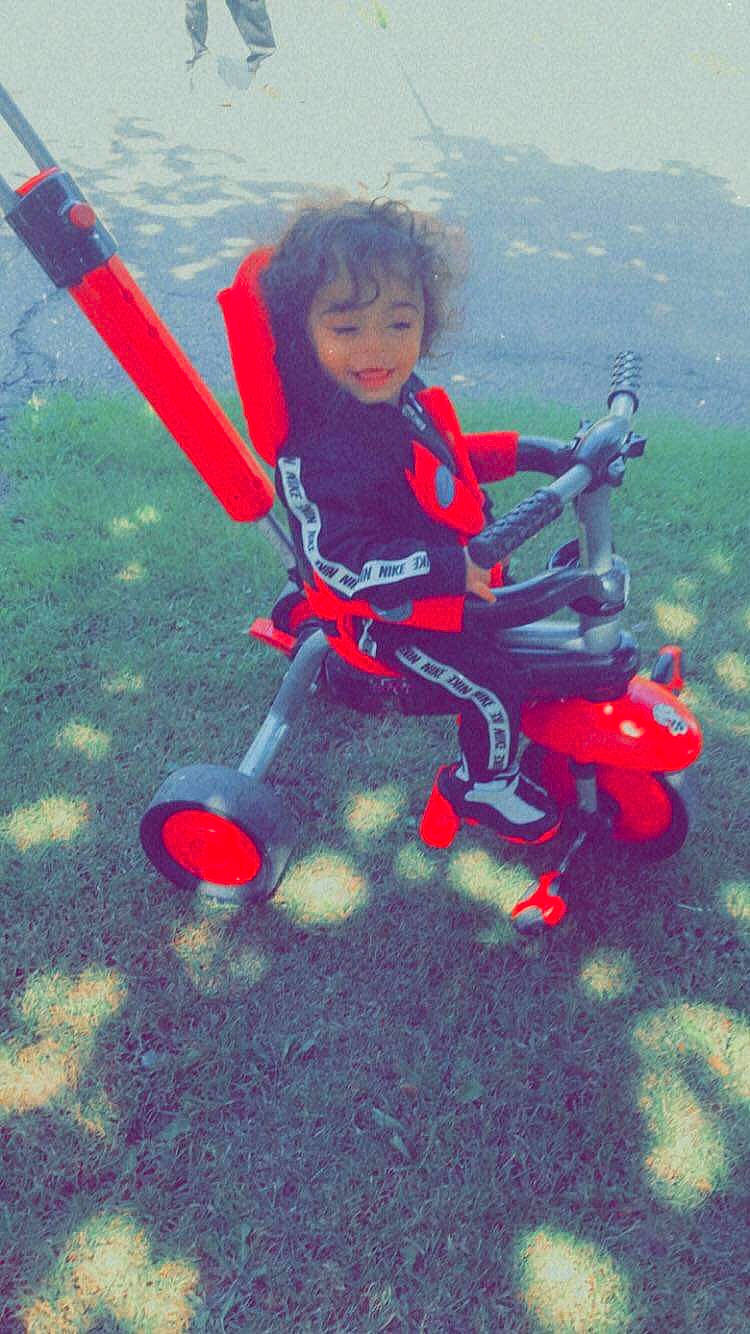 Jayson a rejoint le concours — aidez-le/la à gagner de superbes lots ! automotive_tire, automotive_wheel_system, bicycle_accessory, bicycle_frame, carmine, chair, cloud, electric_blue, fun, joy, leisure, person, personal_protective_equipment, play, recreation, riding_toy, smile, spoke, tire, toddler