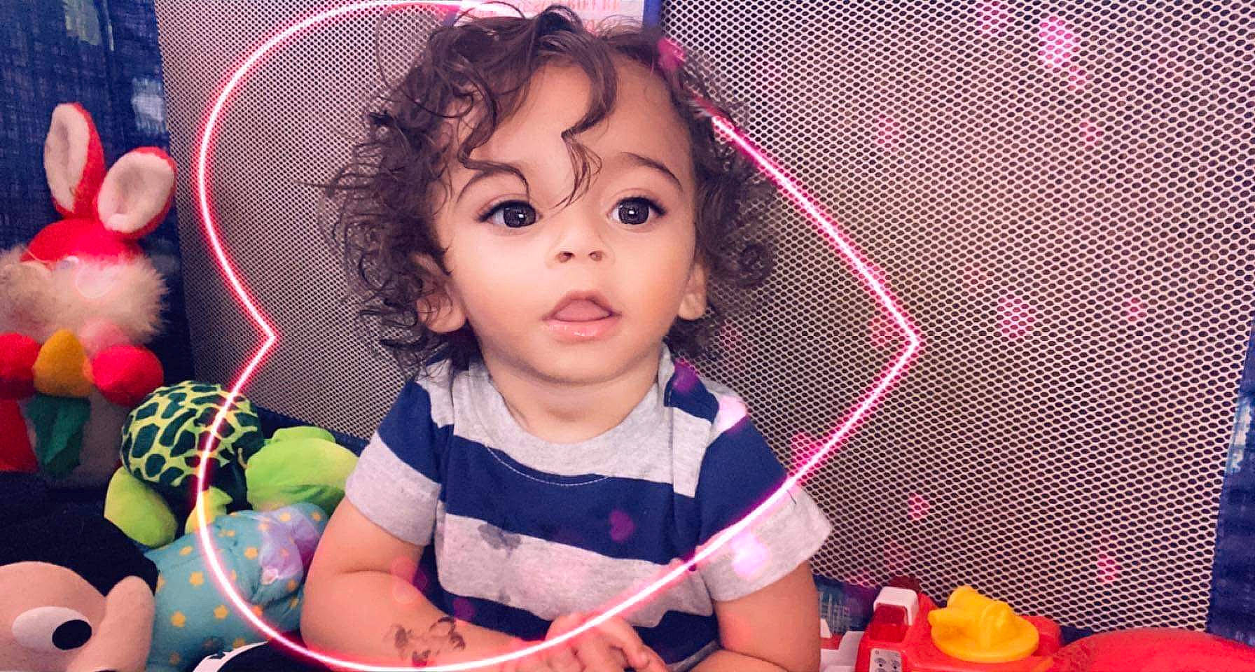 Jayson a rejoint le concours — aidez-le/la à gagner de superbes lots ! baby_toddler_clothing, beauty, cheek, child, dress, facial_expression, flash_photography, fun, happy, head, iris, nose, people, person, photograph, purple, skin, snapshot, sweetness, t_shirt