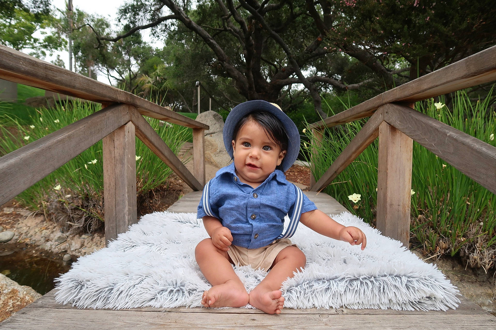 Juan is registered to the contest to win money with this photo: baby, baby_toddler_clothing, botany, child, fun, grass, hairstyle, happy, hat, landscape, leisure, people_in_nature, person, plant, recreation, sitting, skin, t_shirt, toddler, tree