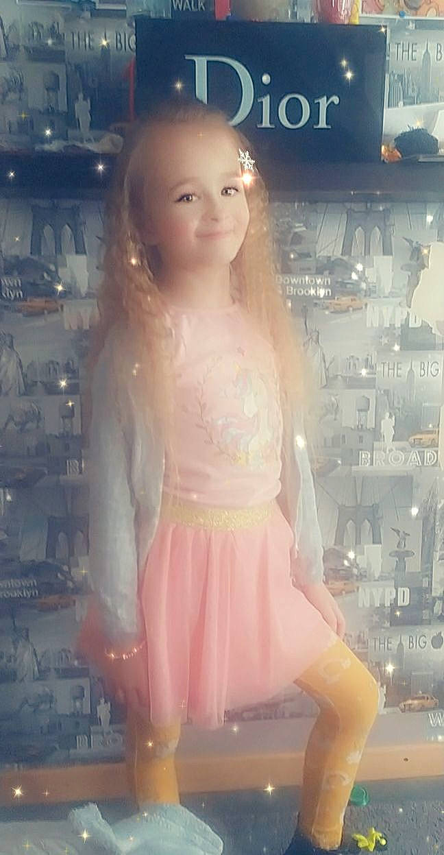 Cyenza a rejoint le concours — aidez-le/la à gagner de superbes lots ! abdomen, barbie, blond, doll, event, fashion, fashion_design, flash_photography, hairstyle, happy, human_leg, lip, peach, person, pink, ruffle, smile, thigh, toy, trunk