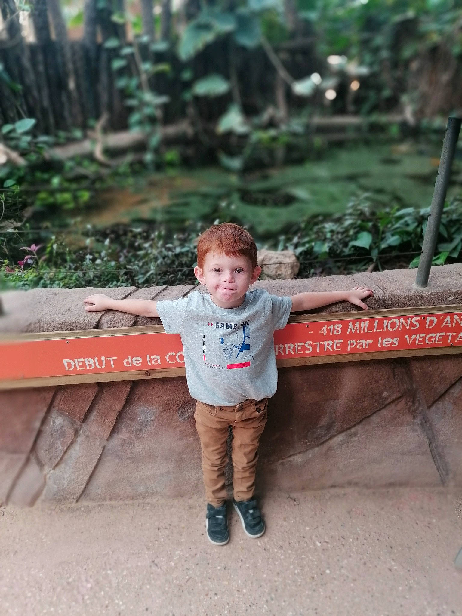 Brayan participe au concours pour gagner de l'argent avec cette photo : baby, child, forest, fun, grass, joy, jungle, leisure, people_in_nature, person, plant, portrait_photography, recreation, sitting, soil, t_shirt, toddler, travel, tree, vacation