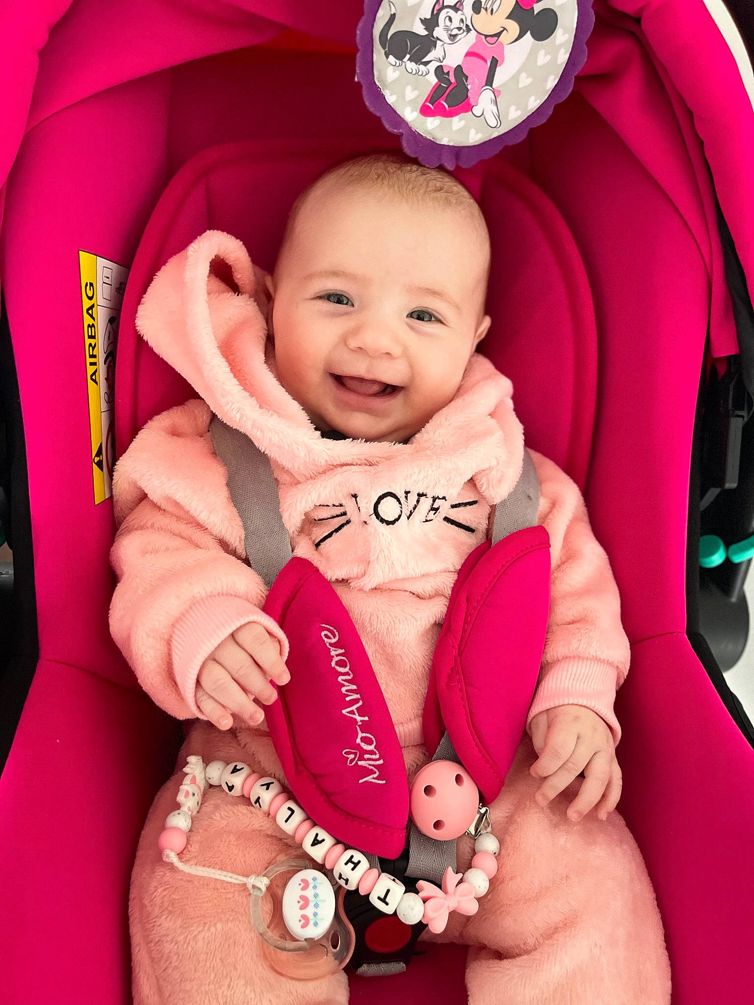 Thalya a rejoint le concours — aidez-le/la à gagner de superbes lots ! baby, baby_toddler_clothing, cheek, child, comfort, eye, finger, gesture, hand, happy, joy, magenta, mouth, person, pink, product, red, skin, smile, thumb