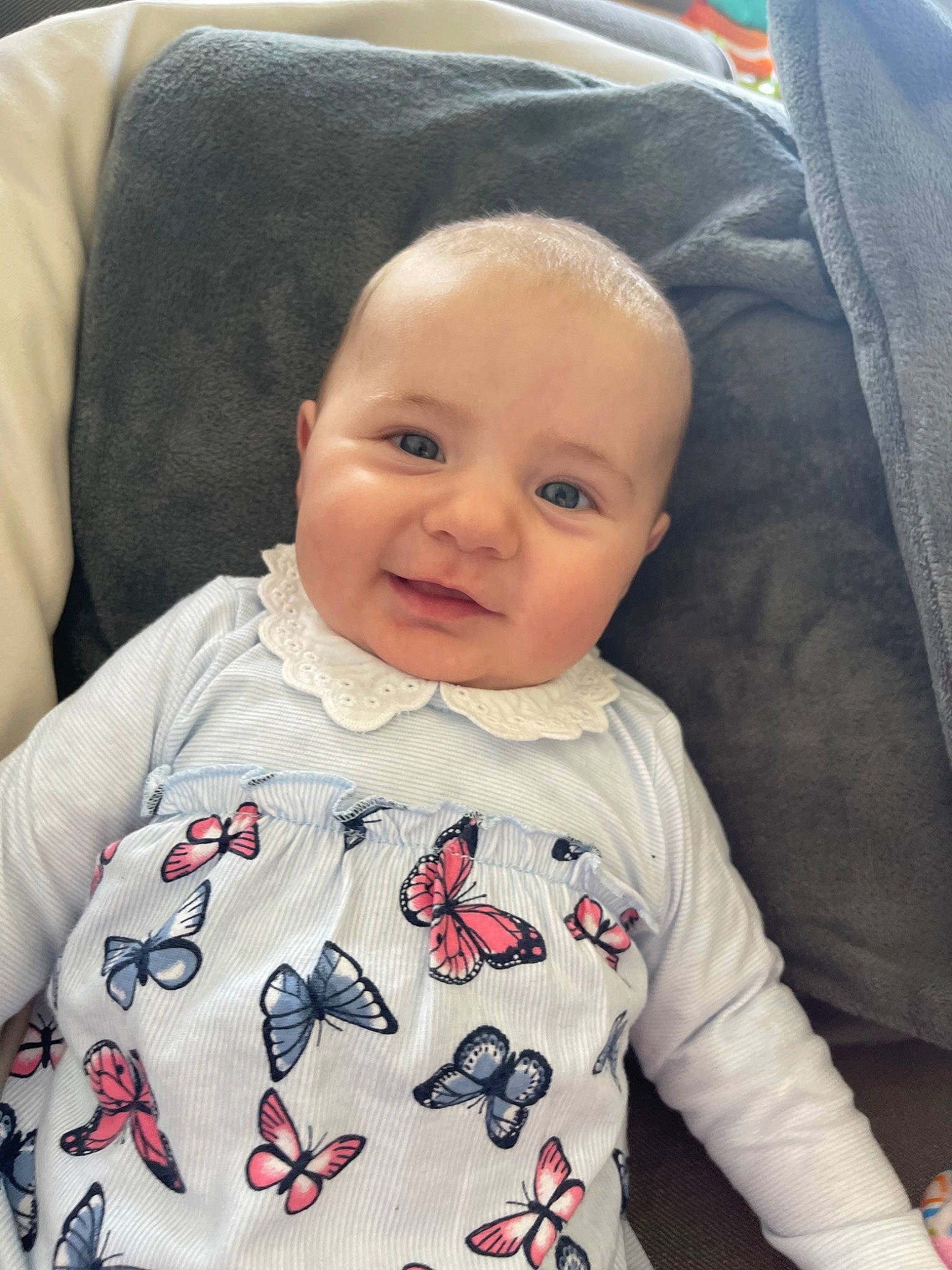 Thalya participe au concours pour gagner de l'argent avec cette photo : baby, baby_toddler_clothing, cheek, child, chin, collar, comfort, eye, head, iris, joy, lip, person, product, sitting, skin, sleeve, smile, t_shirt, textile