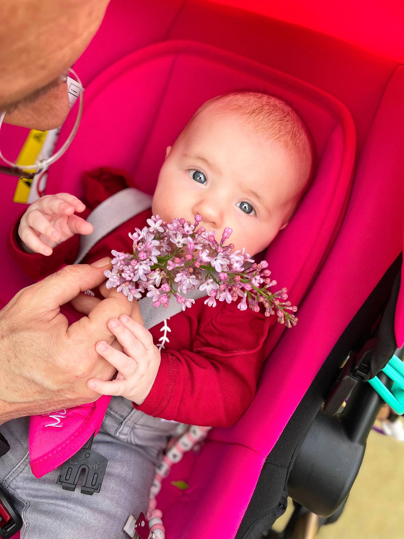 Thalya a rejoint le concours — aidez-le/la à gagner de superbes lots ! baby, baby_toddler_clothing, comfort, facial_expression, finger, flower, fun, gesture, hand, happy, iris, magenta, nail, person, petal, pink, plant, skin, textile, thumb