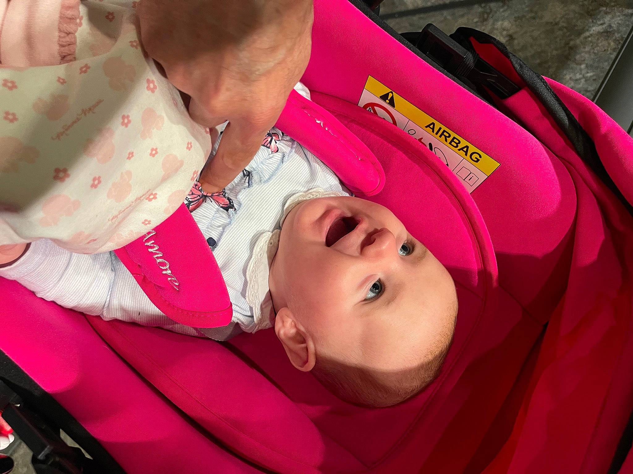 Thalya a rejoint le concours — aidez-le/la à gagner de superbes lots ! baby, baby_carriage, baby_products, baby_sleeping, baby_toddler_clothing, car_seat, carmine, cheek, child, comfort, eyelash, fashion_accessory, fun, happy, hearing, magenta, person, pink, skin, sleep