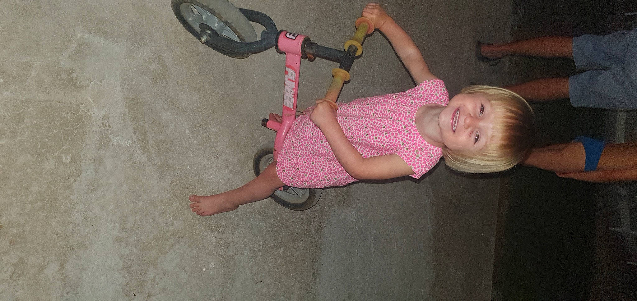 Lana participe au concours pour gagner de l'argent avec cette photo : baby, baby_toddler_clothing, bicycle_tire, child, elbow, flip_flops, foot, fun, human_leg, joint, joy, knee, person, sandal, sitting, slipper, smile, sock, thigh, tire