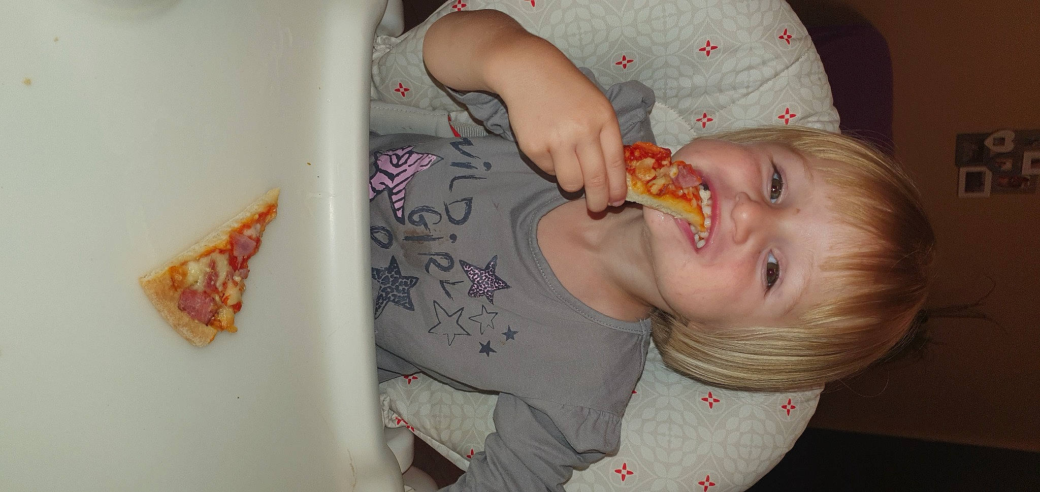 Lana participe au concours pour gagner de l'argent avec cette photo : baby, cheek, ear, eyebrow, eyelash, finger, food, gesture, happy, head, human_body, jaw, joy, lip, mouth, neck, nose, person, skin, smile