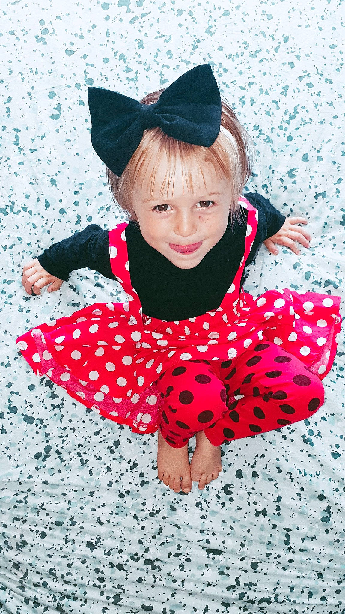 Lana participe au concours pour gagner de l'argent avec cette photo : arm, costume_hat, dress, facial_expression, fashion_accessory, fun, grass, happy, hat, human_leg, joy, leg, magenta, pattern, people_in_nature, person, petal, pink, sleeve, smile