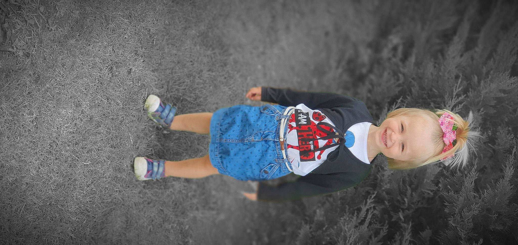 Lana participe au concours pour gagner de l'argent avec cette photo : asphalt, child, concrete, denim, electric_blue, flash_photography, fun, grass, hat, human_leg, joy, knee, person, road_surface, shadow, sitting, soil, sportswear, t_shirt, thigh