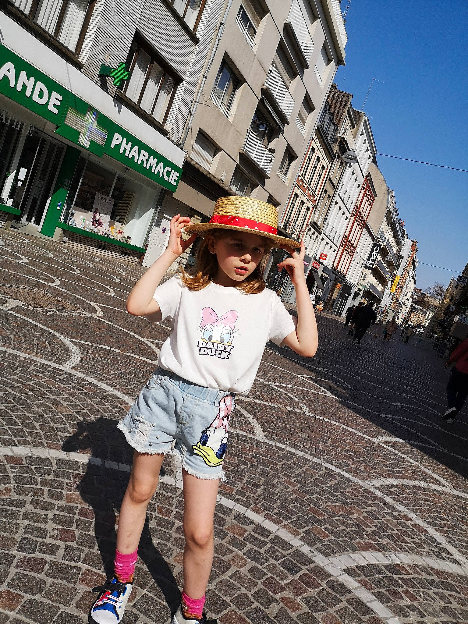 Lily-rose a rejoint le concours — aidez-le/la à gagner de superbes lots ! asphalt, building, cool, eyewear, fun, happy, hat, headgear, headwear, leisure, neighbourhood, person, road, shoe, shorts, sidewalk, sky, street_fashion, summer, sun_hat