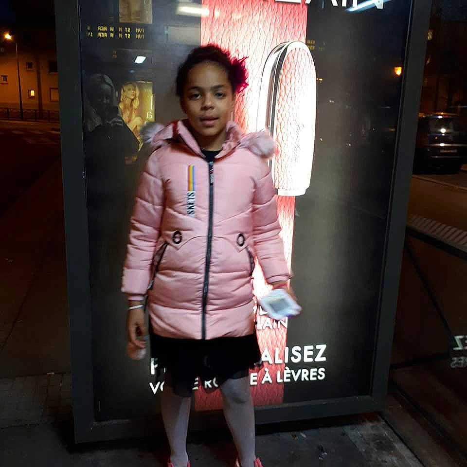 Ainhoa participe au concours pour gagner de l'argent avec cette photo : fashion, flooring, fun, fur, girl, outerwear, person, product, snapshot, textile