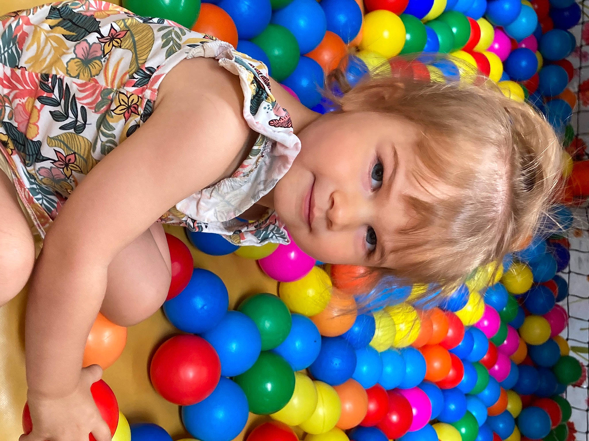 Line participe au concours pour gagner de l'argent avec cette photo : baby, baby_toddler_clothing, baby_toys, ball_pit, child, clothing, electric_blue, eye, fun, happy, iris, leisure, organ, pattern, person, play, product, textile, toddler, toy