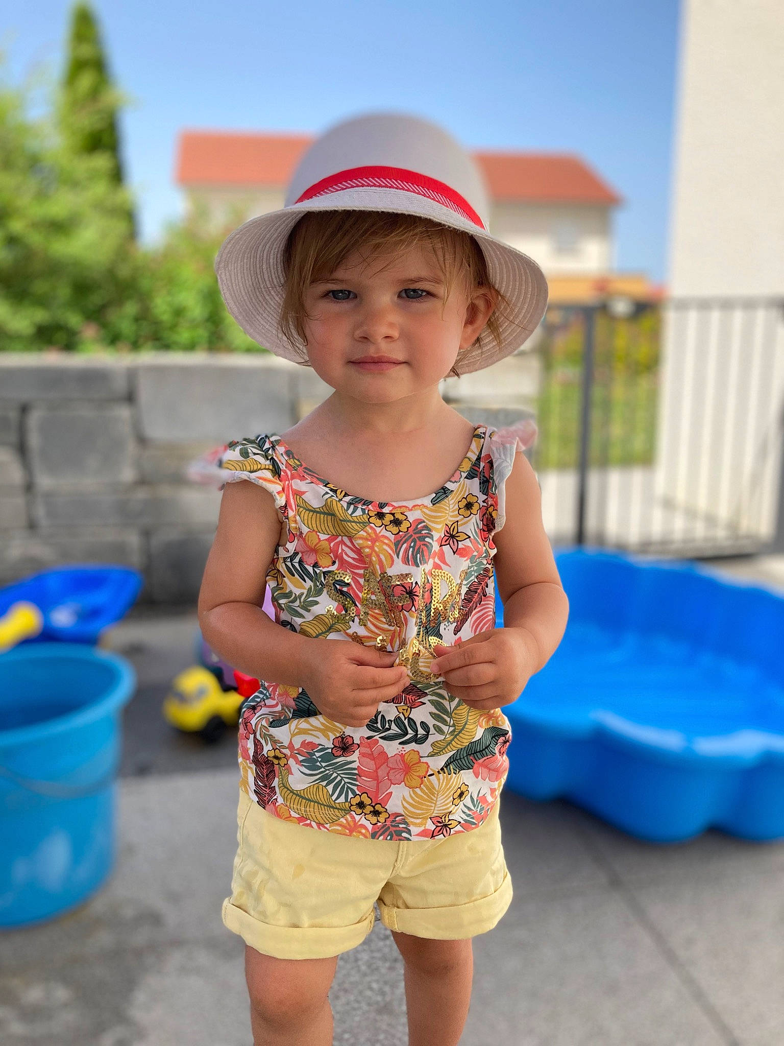 Line a rejoint le concours — aidez-le/la à gagner de superbes lots ! baby_toddler_clothing, blue, child, city, electric_blue, fashion_accessory, fun, grass, happy, hat, headwear, joy, leisure, person, recreation, shorts, sitting, skin, sky, summer