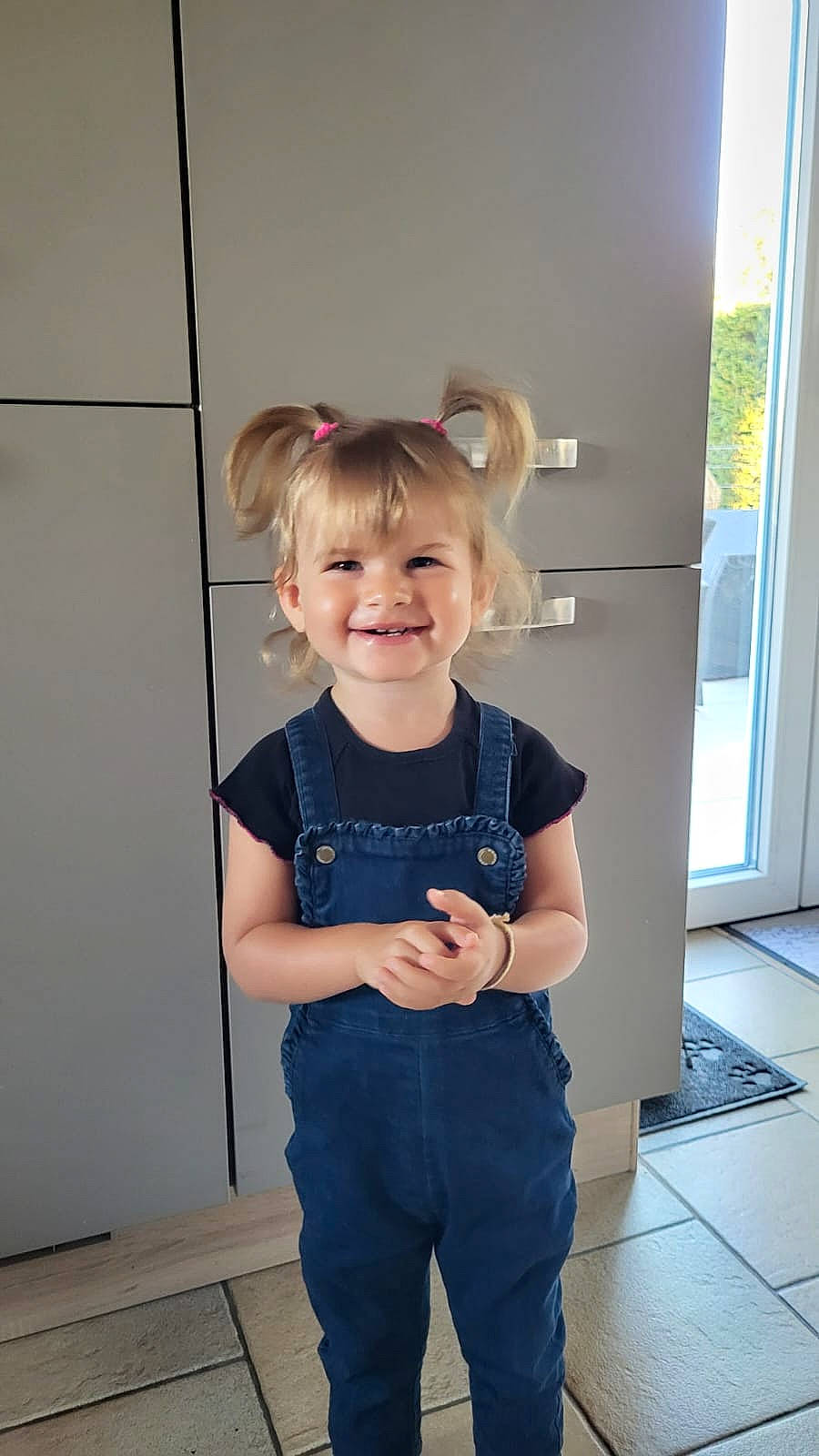Line participe au concours pour gagner de l'argent avec cette photo : baby, baby_toddler_clothing, child, denim, dress, electric_blue, eyewear, floor, flooring, fun, happy, joy, knee, pattern, person, sleeve, smile, standing, sweatpant, t_shirt