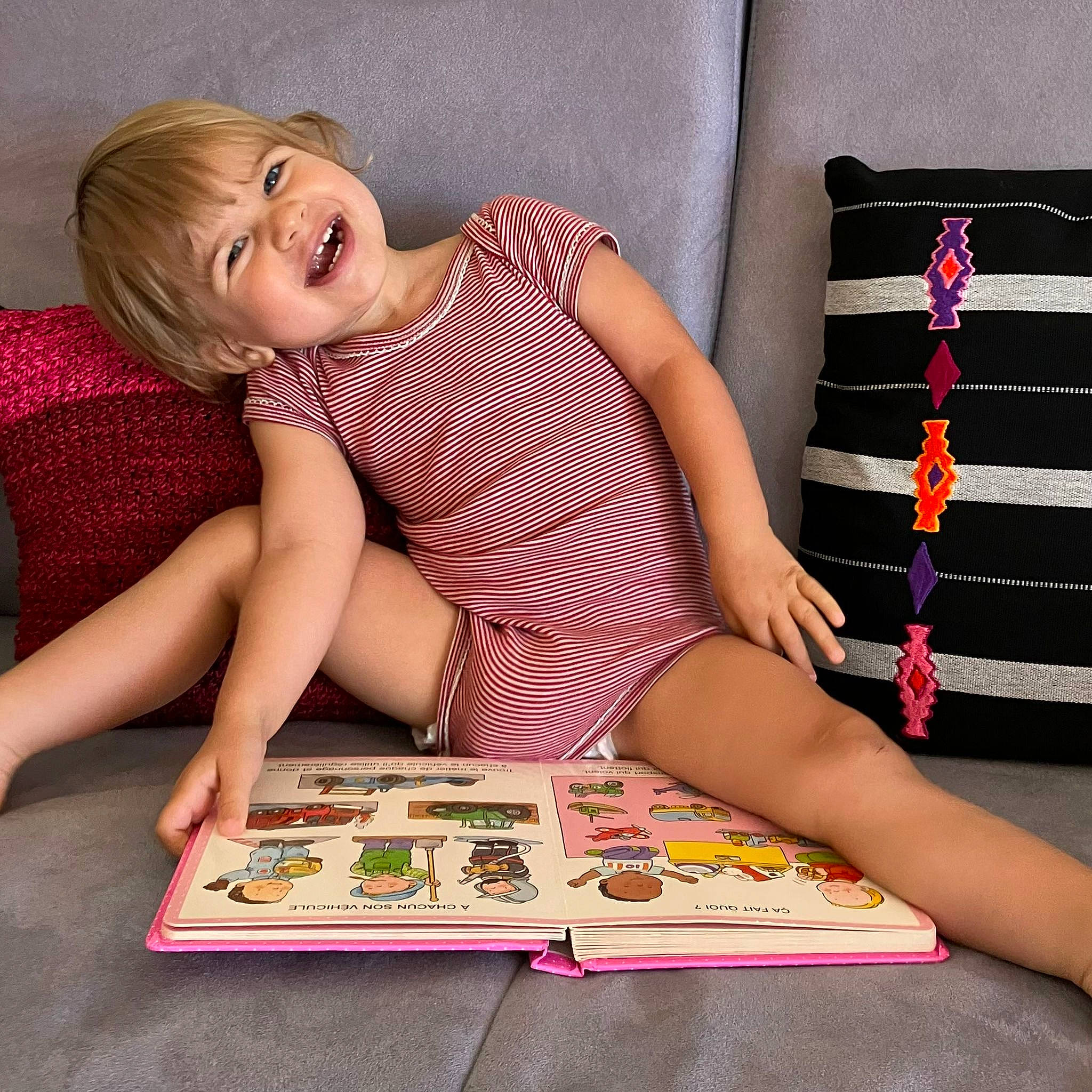 Line participe au concours pour gagner de l'argent avec cette photo : abdomen, chest, dress, fashion, finger, flooring, foot, human_leg, joint, joy, knee, leg, nail, pattern, person, pink, shoulder, smile, textile, thigh