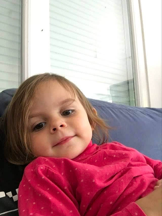 Yüna participe au concours pour gagner de l'argent avec cette photo : baby, baby_toddler_clothing, cheek, child, chin, comfort, eyebrow, fun, hairstyle, happy, lip, magenta, mammal, person, sitting, sleeve, smile, toddler, window_blind, window_covering