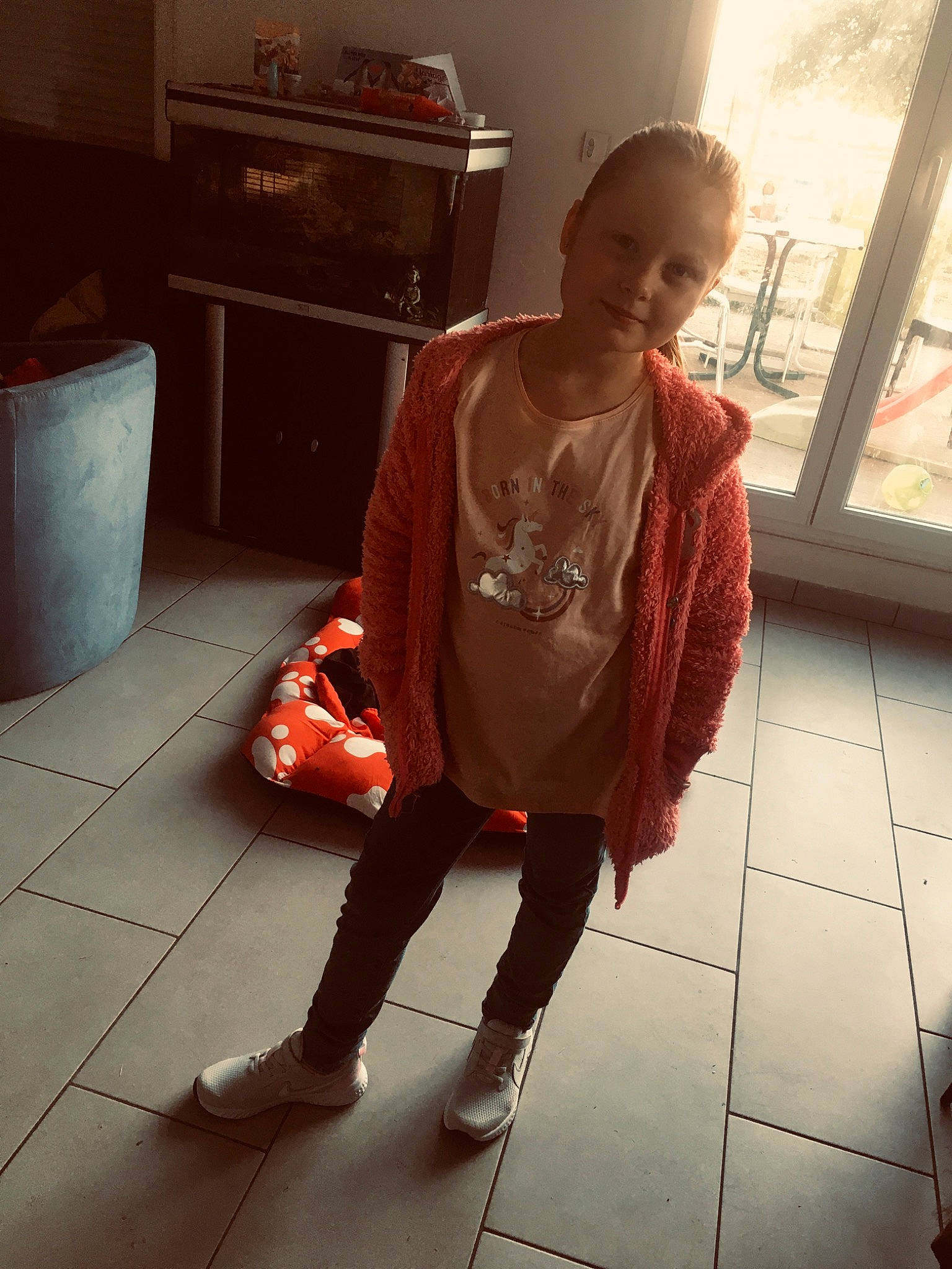 Thalia a rejoint le concours — aidez-le/la à gagner de superbes lots ! baby_toddler_clothing, cool, floor, flooring, fun, gas_stove, happy, home_appliance, joint, kitchen_appliance, knee, person, sleeve, standing, street_fashion, t_shirt, thigh, tints_and_shades, toddler, waist