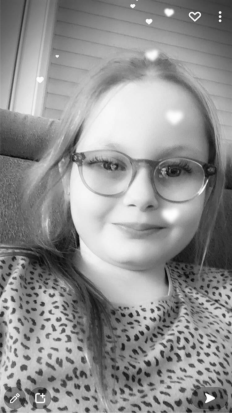 Thalia a rejoint le concours — aidez-le/la à gagner de superbes lots ! black_and_white, eye, eyebrow, eyelash, eyewear, facial_expression, flash_photography, glasses, grey, hairstyle, human, iris, jaw, joy, lip, nose, outerwear, person, skin, smile