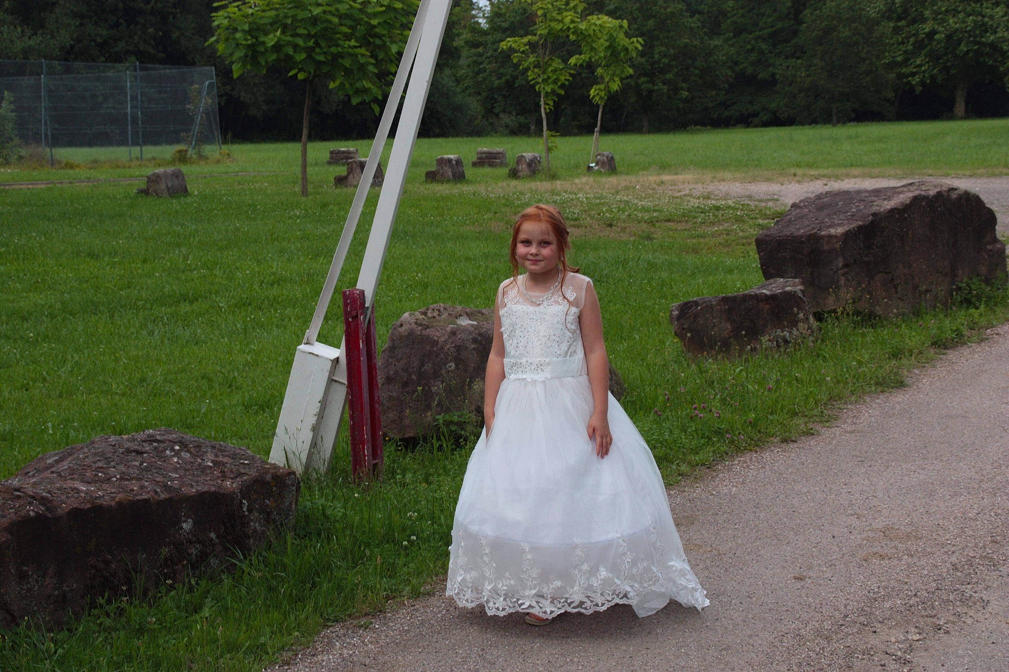 Thalia a rejoint le concours — aidez-le/la à gagner de superbes lots ! bridal_accessory, bridal_clothing, bridal_party_dress, bride, dress, event, flash_photography, formal_wear, gown, grass, hair, happy, joy, landscape, leisure, person, plant, smile, tree, waist