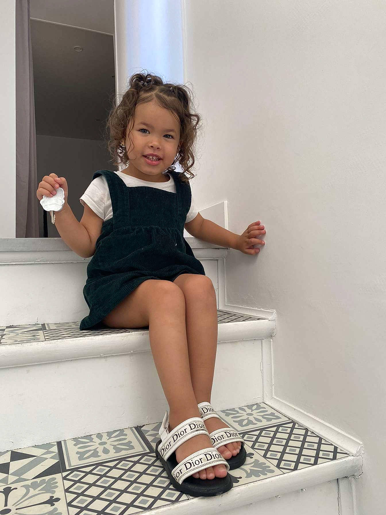 Liya a rejoint le concours — aidez-le/la à gagner de superbes lots ! arm, baby_toddler_clothing, elbow, fashion_design, flash_photography, foot, happy, human_body, human_leg, joint, knee, leg, neck, person, shoe, shoulder, sleeve, thigh, toddler, waist