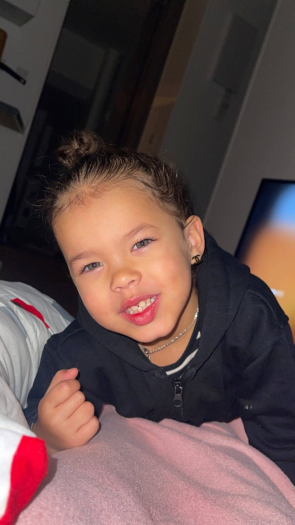 Liya participe au concours pour gagner de l'argent avec cette photo : arm, cheek, chin, comfort, ear, eyebrow, eyelash, flash_photography, forehead, gesture, hair, human_body, iris, lip, mouth, nose, person, skin, sleeve, smile