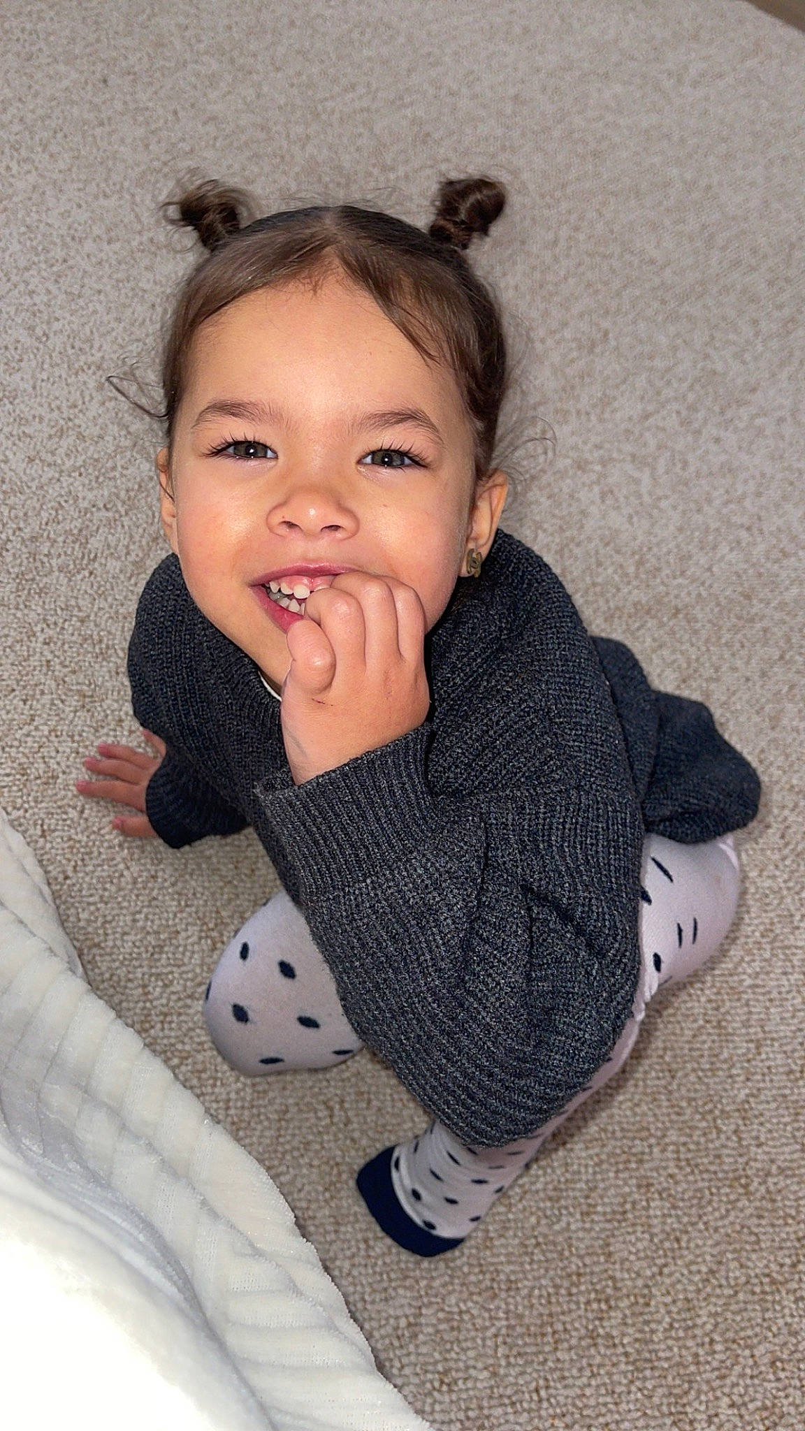 Liya a rejoint le concours — aidez-le/la à gagner de superbes lots ! arm, baby_toddler_clothing, cheek, child, comfort, eyelash, finger, flooring, fun, gesture, hair, happy, iris, joy, lip, neck, nose, pattern, person, sleeve