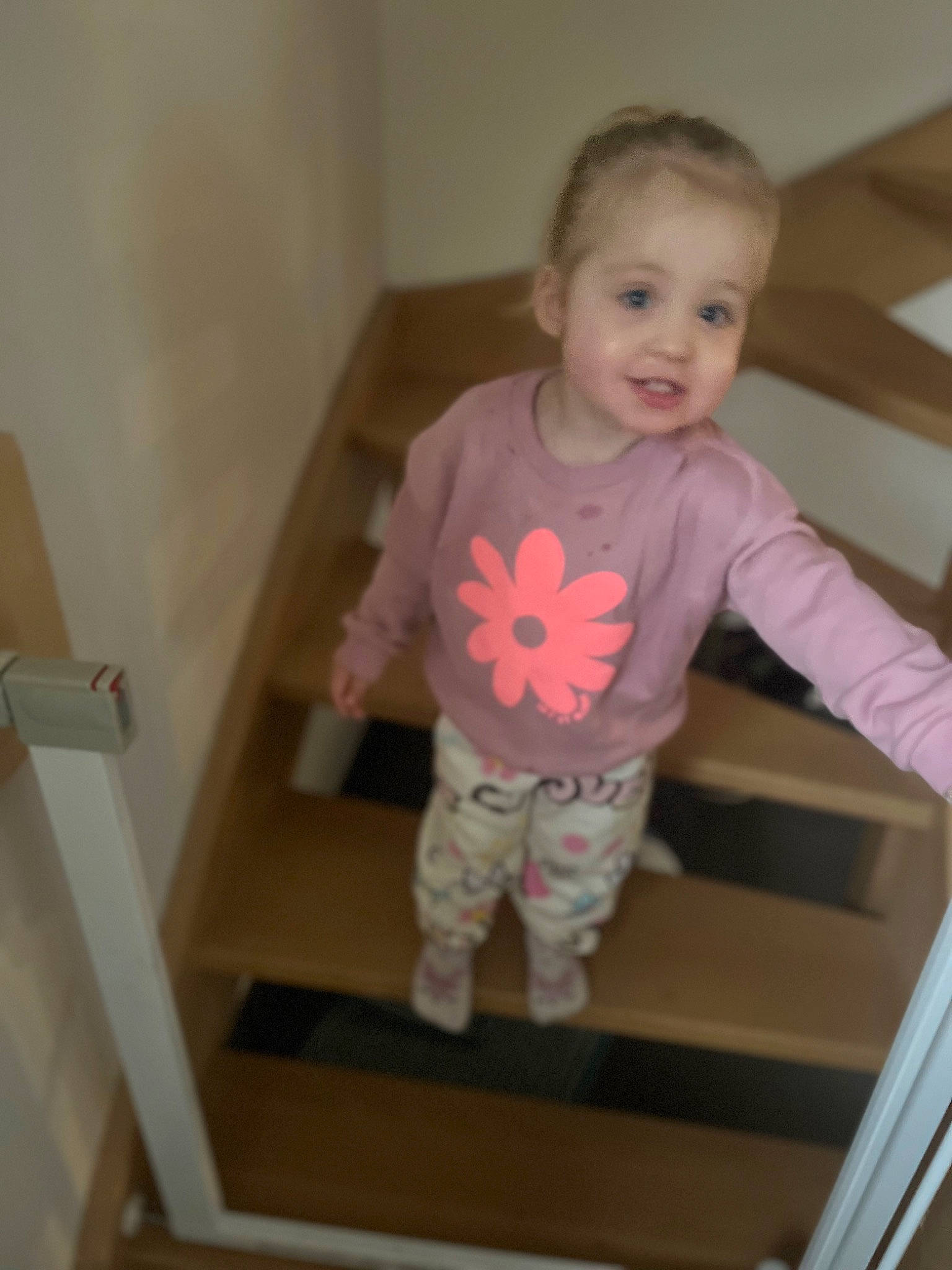 Naomi participe au concours pour gagner de l'argent avec cette photo : baby, baby_products, baby_safety, baby_toddler_clothing, baby_toys, bed, cheek, child, comfort, cradle, human_body, infant_bed, leg, linens, pattern, person, room, sleeve, smile, t_shirt