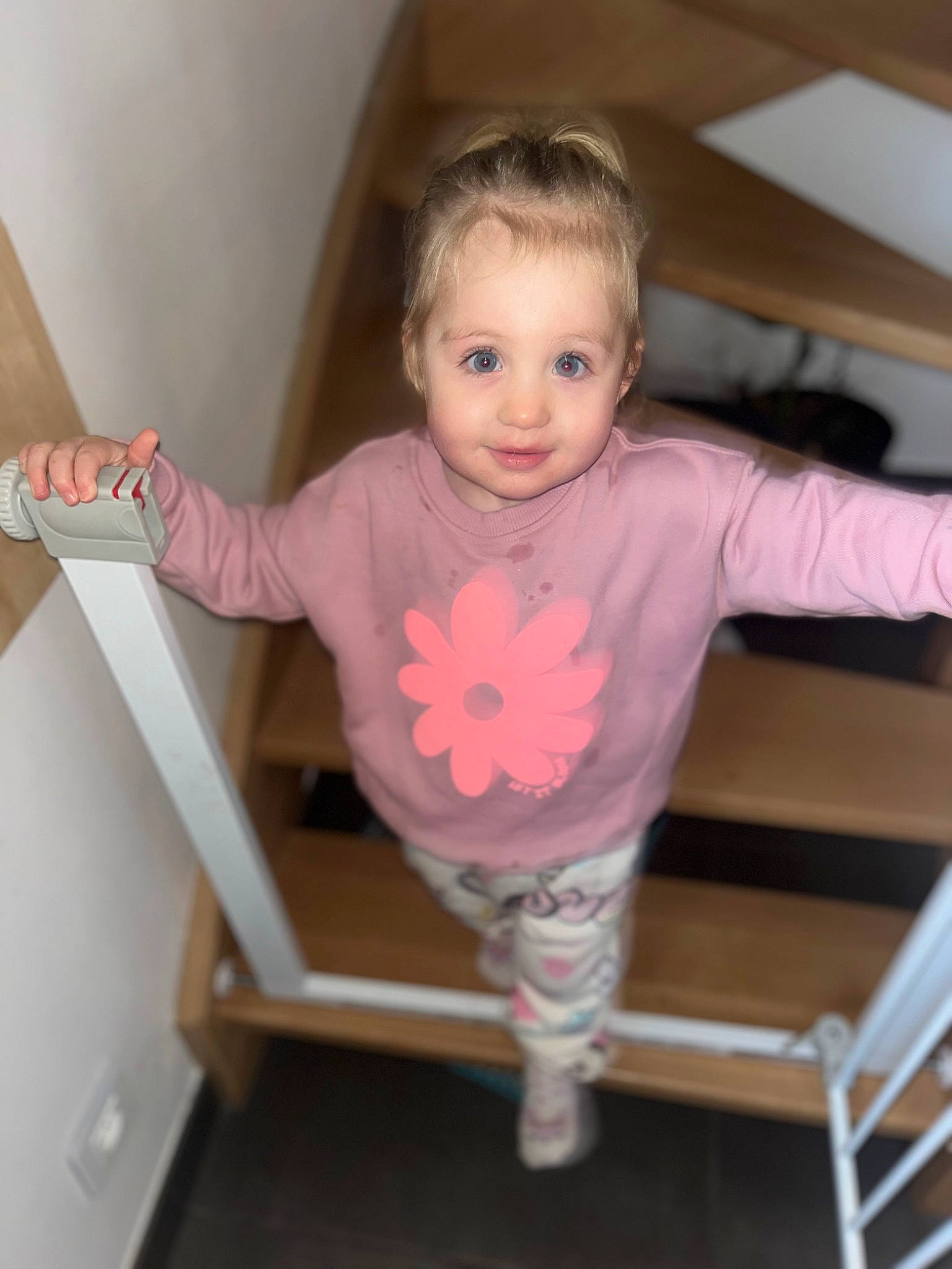 Naomi participe au concours pour gagner de l'argent avec cette photo : baby, baby_products, baby_safety, baby_toddler_clothing, chair, child, comfort, fun, happy, hardwood, infant_bed, joy, leg, magenta, pattern, person, pink, room, sleeve, t_shirt