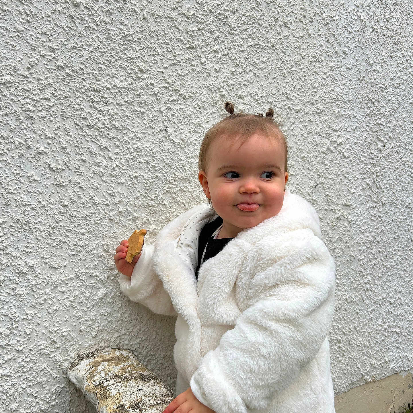 Ava a rejoint le concours — aidez-le/la à gagner de superbes lots ! architecture, baby, bodypart, building, clothing, coat, face, fashion, finger, hand, head, jacket, knitwear, longsleeve, person, photography, portrait, rock, sleeve, sweater