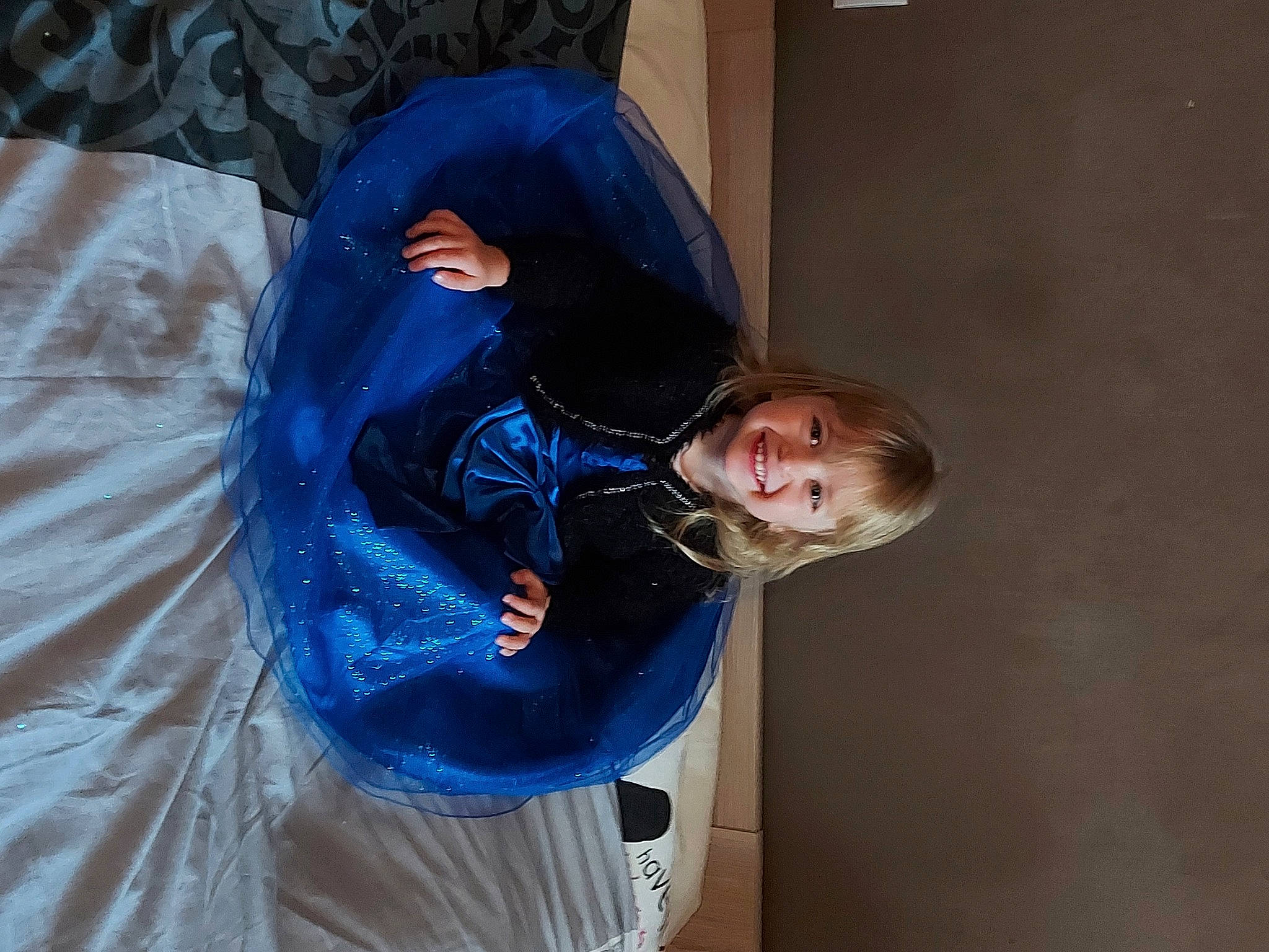 Léana a rejoint le concours — aidez-le/la à gagner de superbes lots ! comfort, elbow, electric_blue, fun, joy, person, sleeve, smile, windbreaker