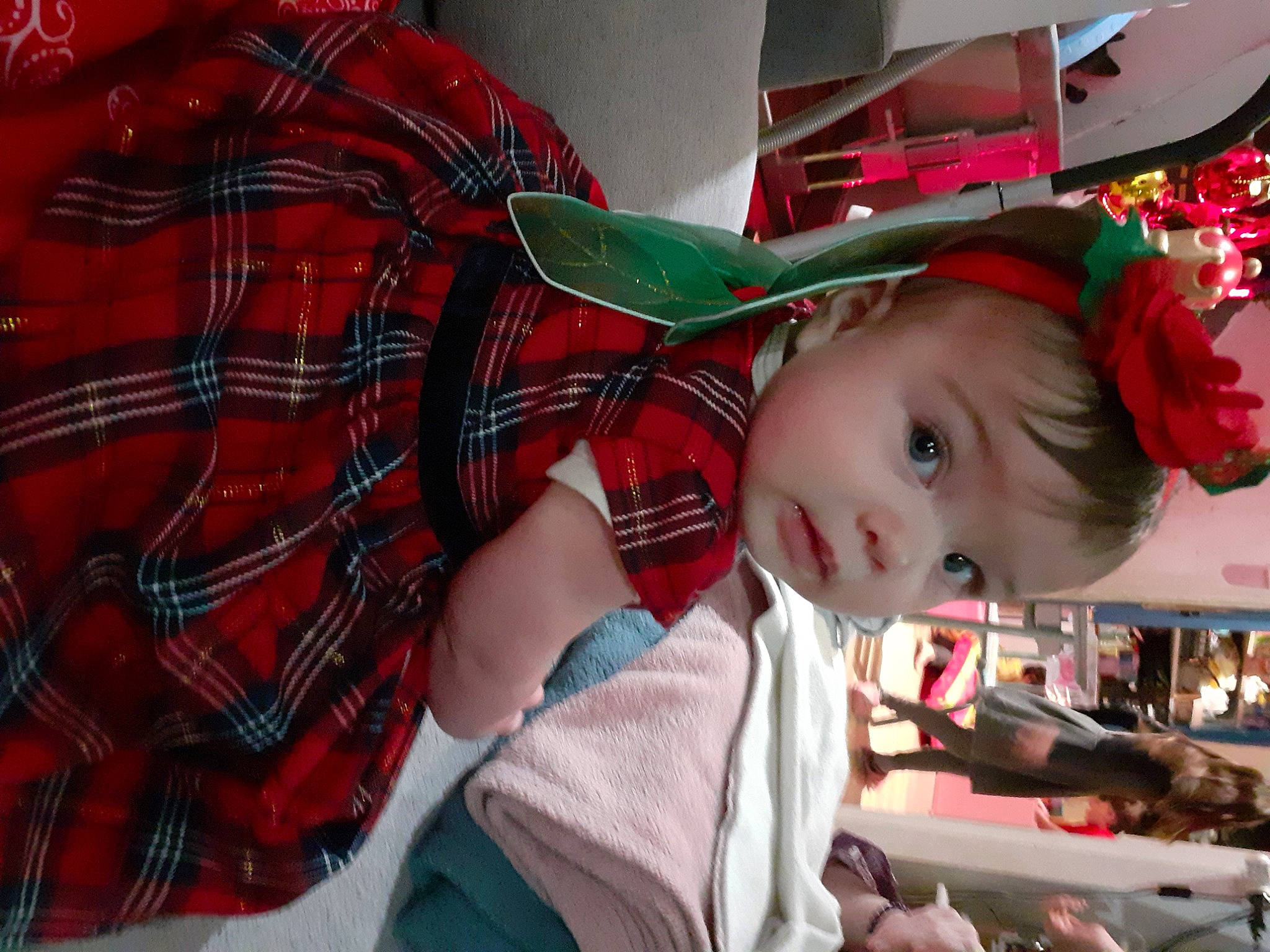 Rose-may a rejoint le concours — aidez-le/la à gagner de superbes lots ! baby, baby_toddler_clothing, carmine, child, christmas, comfort, design, event, fun, happy, hat, holiday, pattern, person, plaid, plant, red, sleeve, tartan, toddler