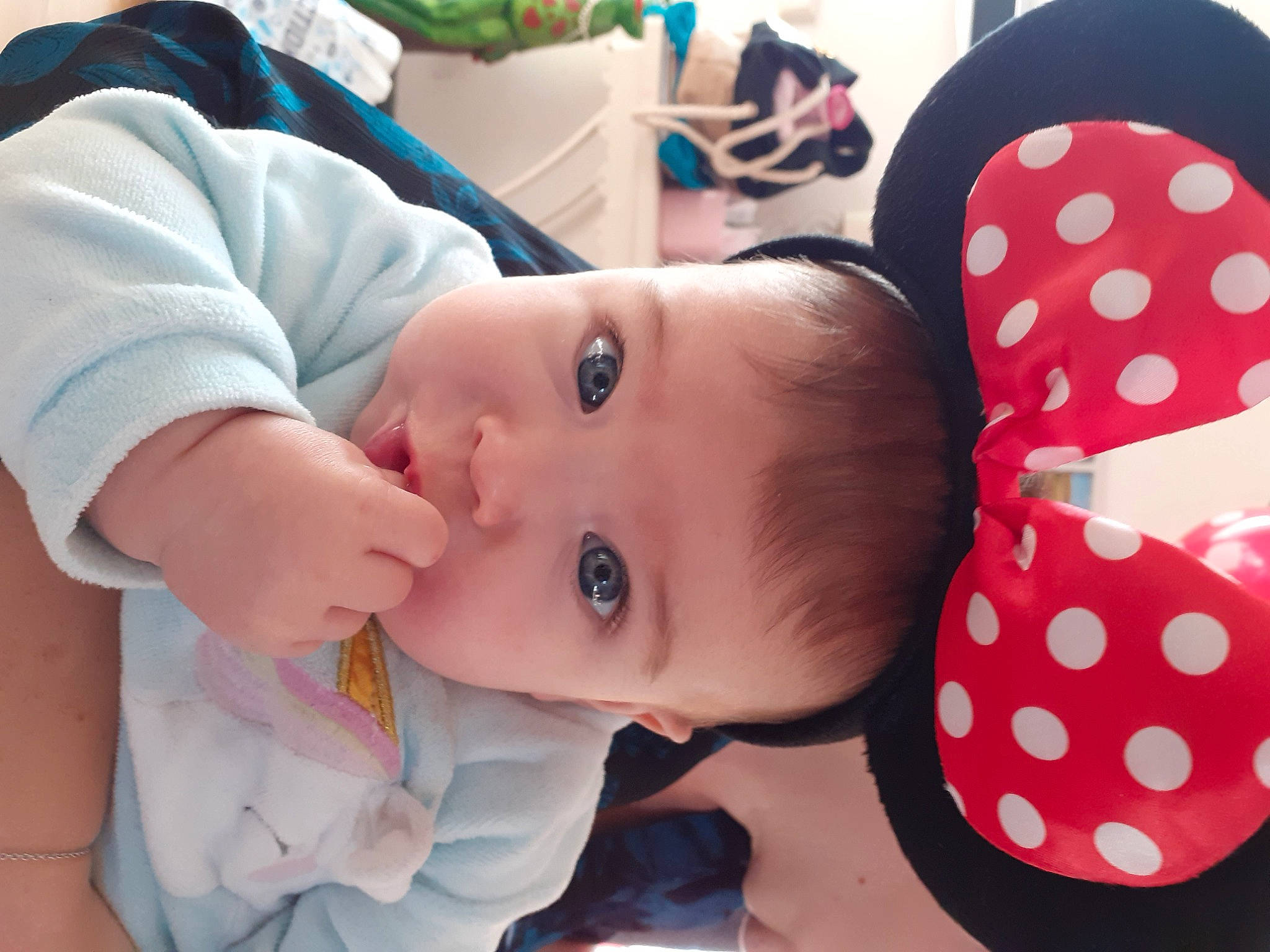 Rose-may a rejoint le concours — aidez-le/la à gagner de superbes lots ! baby, baby_products, baby_toddler_clothing, cheek, child, comfort, eyelash, facial_expression, happy, hat, headgear, lip, mammal, mouth, nose, pattern, person, product, skin, textile