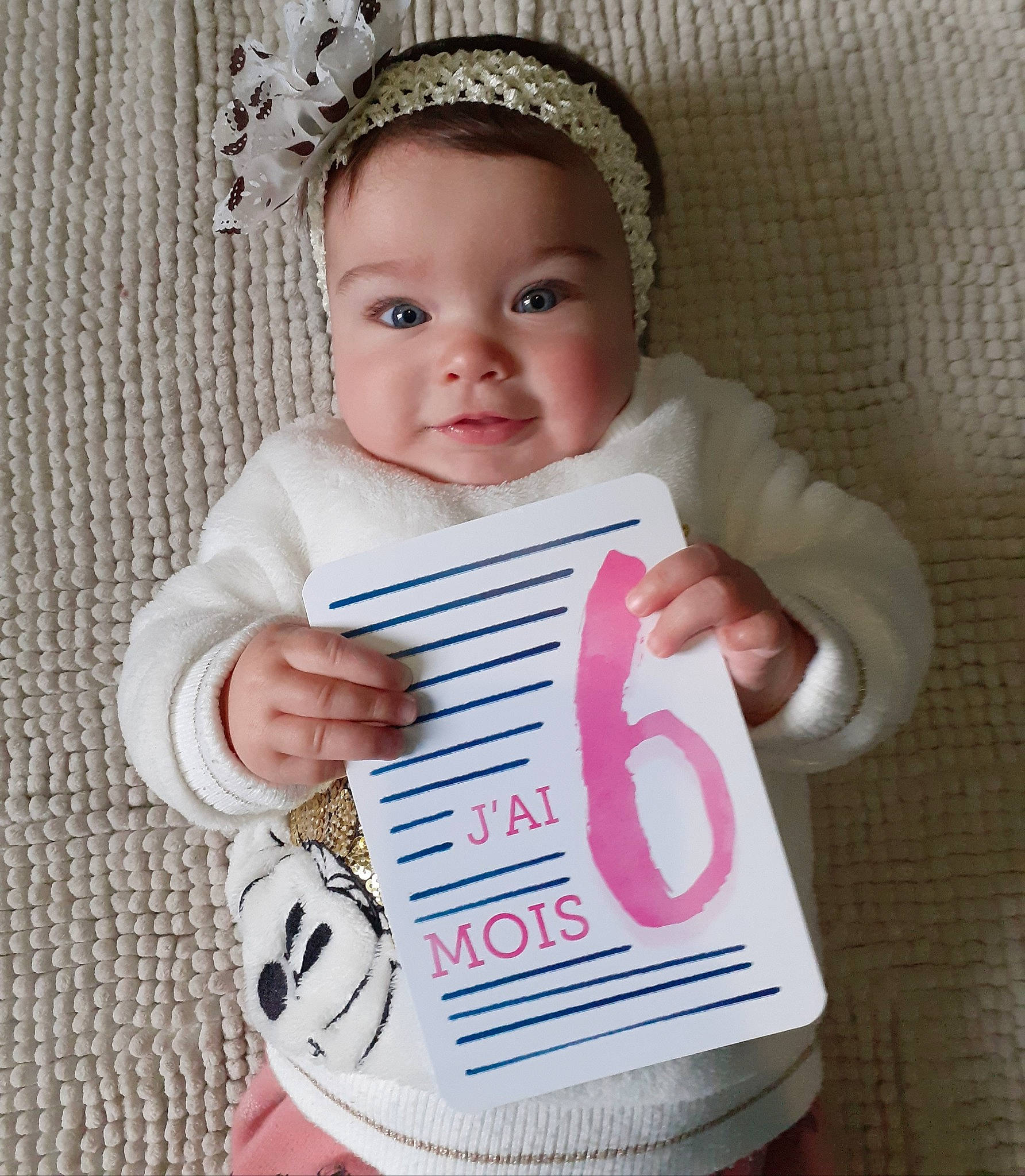 Rose-may a rejoint le concours — aidez-le/la à gagner de superbes lots ! baby, baby_products, baby_safety, baby_toddler_clothing, cheek, child, eyelash, fashion_accessory, happy, headband, headwear, jewellery, linens, neck, outerwear, pattern, person, pink, sleeve, t_shirt